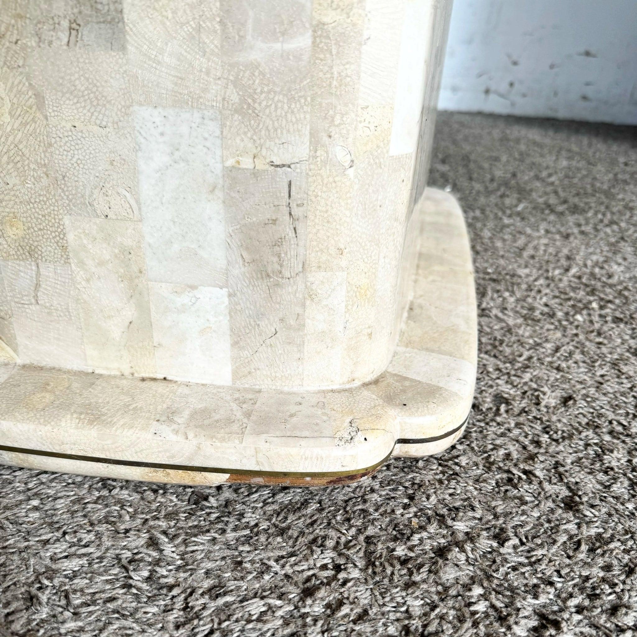 Table basse postmoderne en pierre tessellée polie avec incrustation en laiton en vente 4