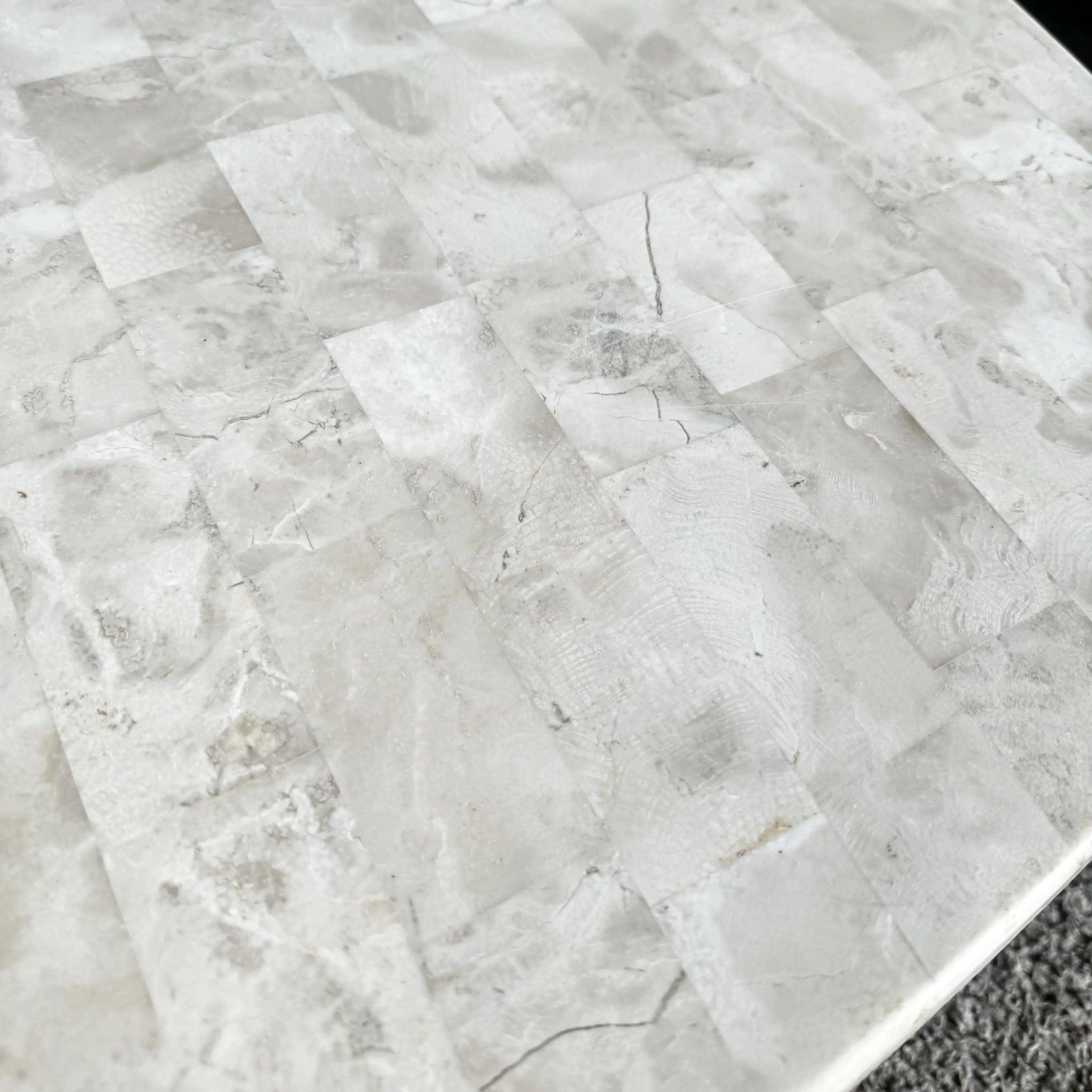 Table basse postmoderne en pierre tessellée polie avec incrustation en laiton en vente 5