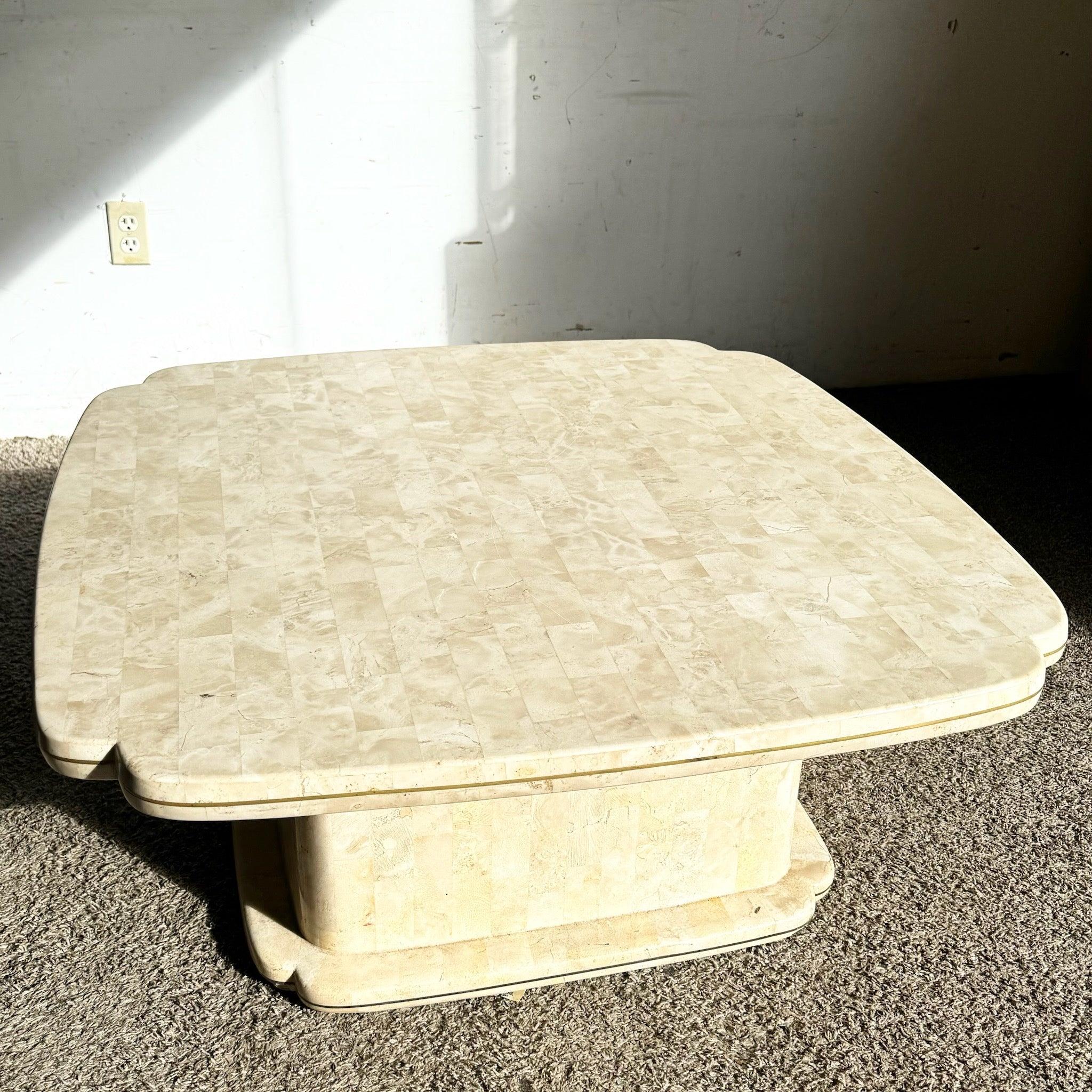 Table basse postmoderne en pierre tessellée polie au design sculpté avec incrustation en laiton, parfaite pour les espaces de vie contemporains.
 
 Quelques éclats autour de la base et des rayures à la surface, comme le montrent les photos.
 
 Nous