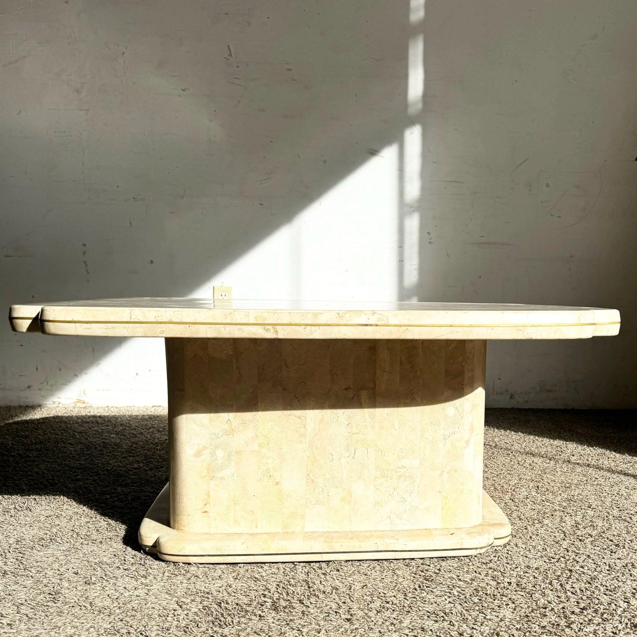 Table basse postmoderne en pierre tessellée polie avec incrustation en laiton Bon état - En vente à Delray Beach, FL