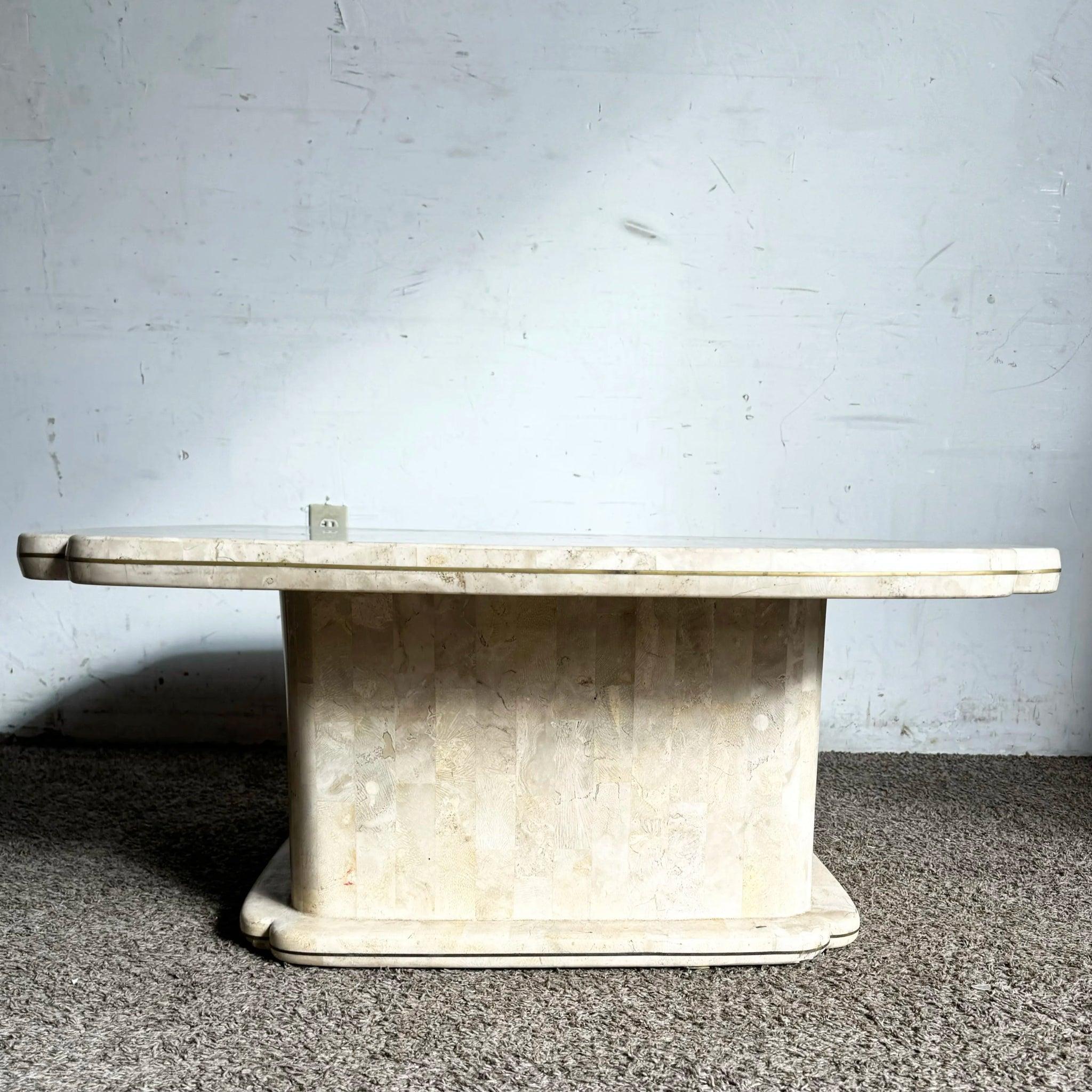 Fin du 20e siècle Table basse postmoderne en pierre tessellée polie avec incrustation en laiton en vente
