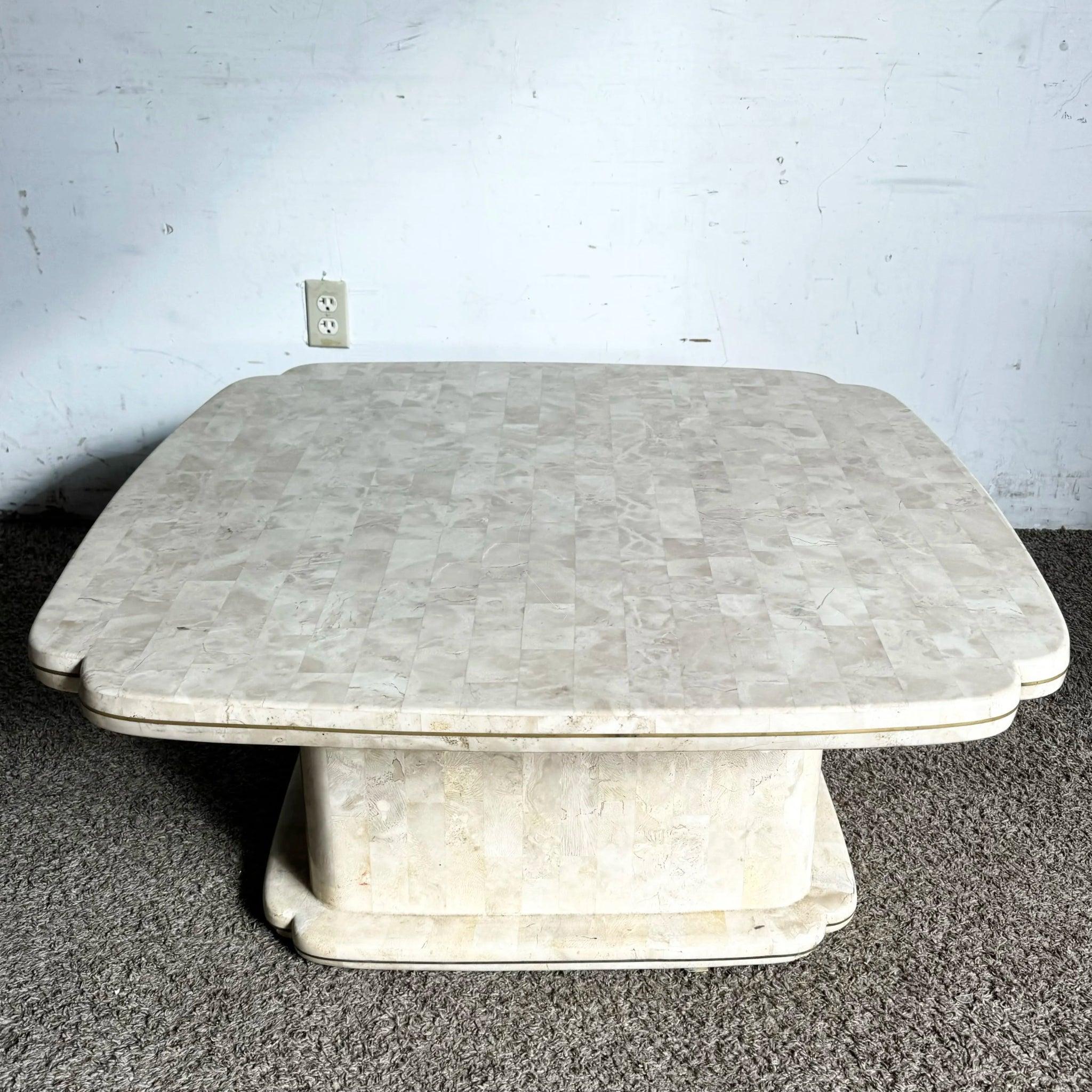 Pierre Table basse postmoderne en pierre tessellée polie avec incrustation en laiton en vente