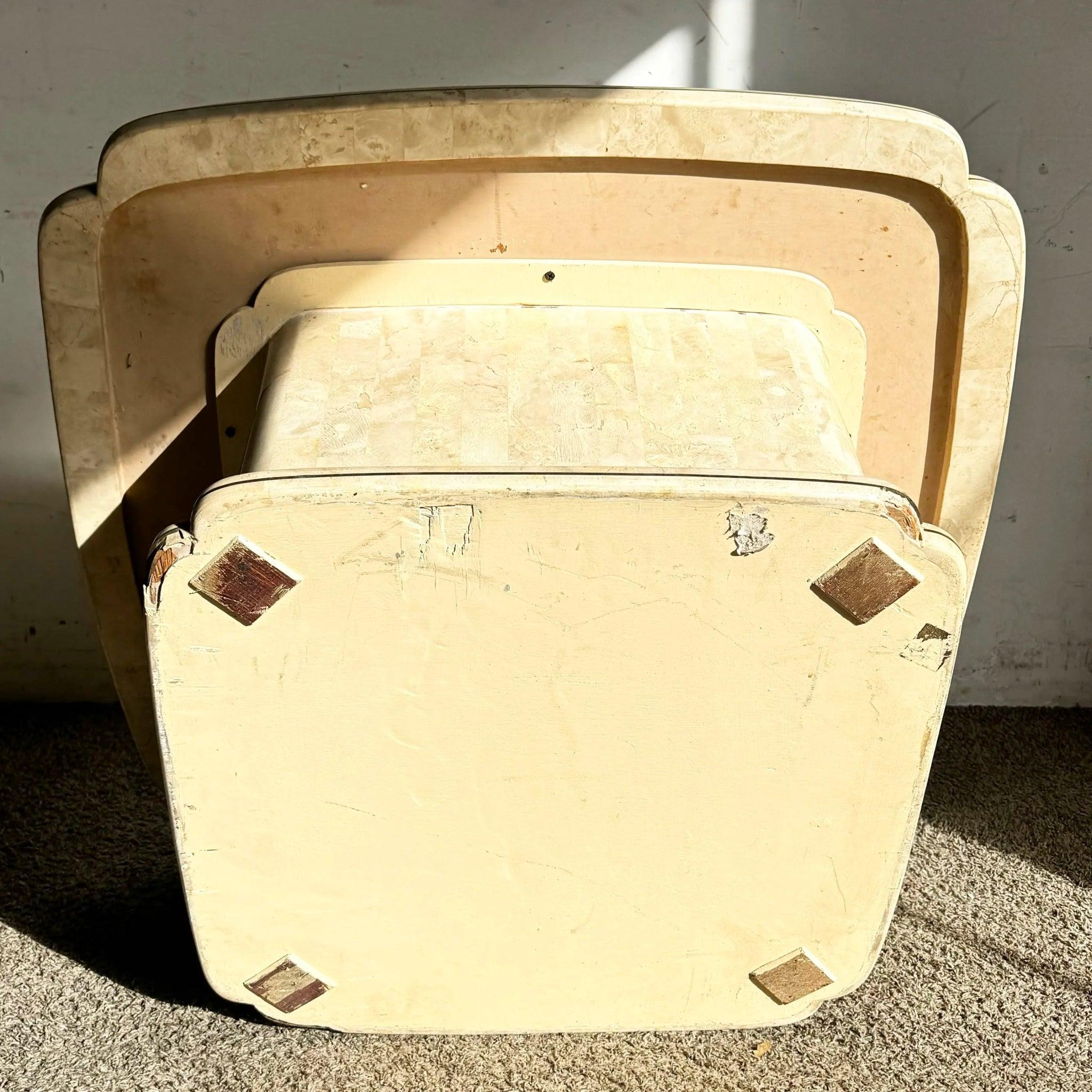 Table basse postmoderne en pierre tessellée polie avec incrustation en laiton en vente 1