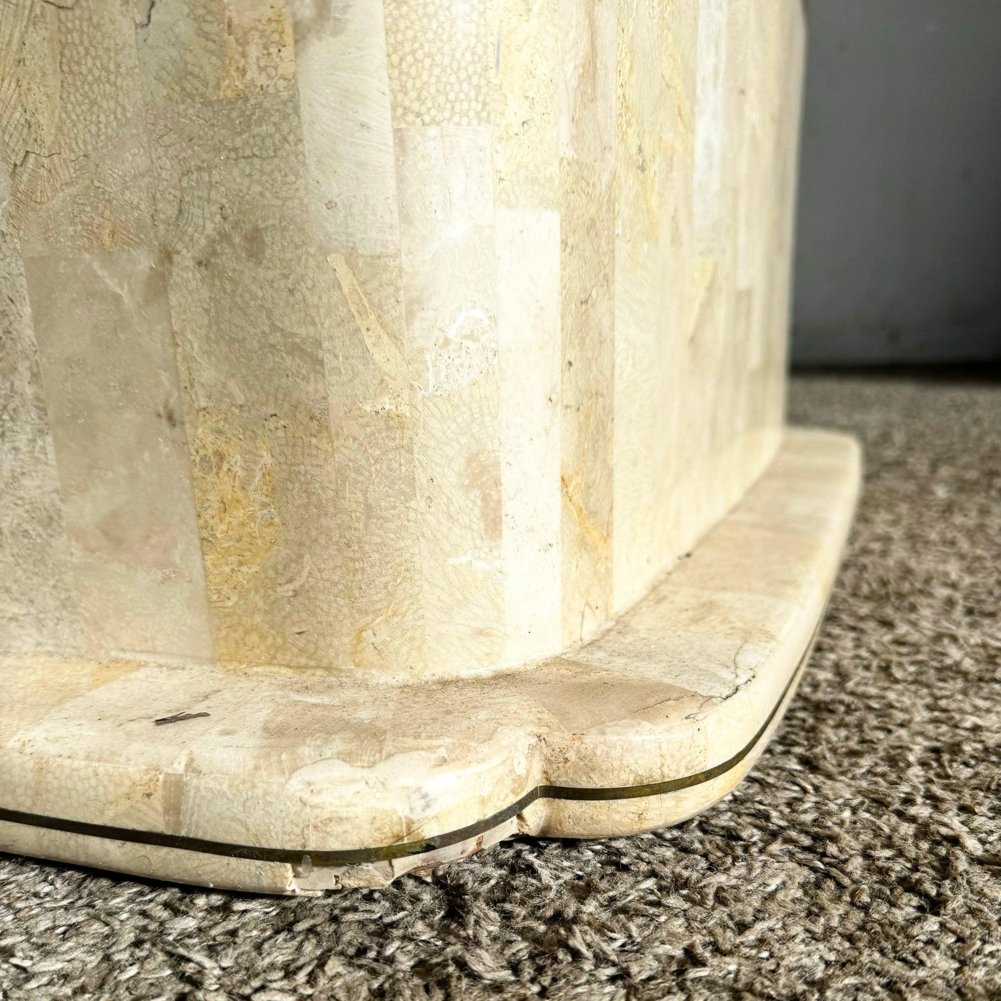 Table basse postmoderne en pierre tessellée polie avec incrustation en laiton en vente 2