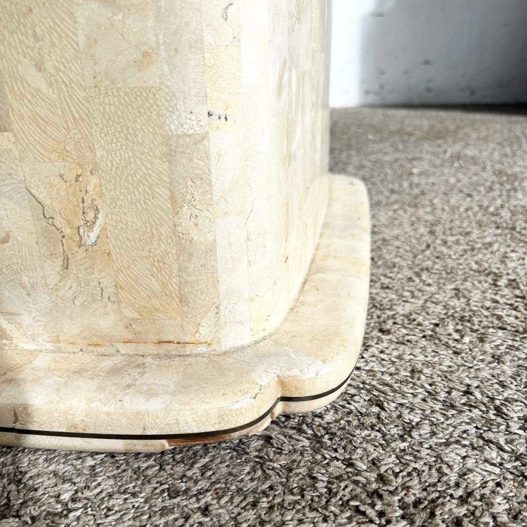 Table basse postmoderne en pierre tessellée polie avec incrustation en laiton en vente 3