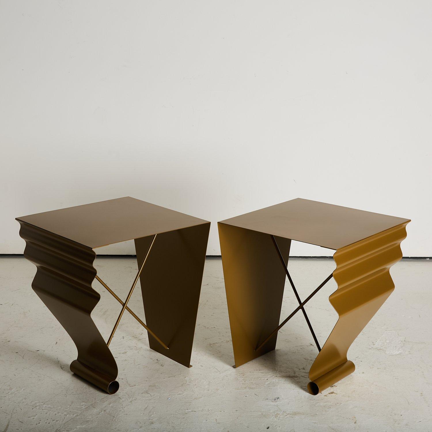 Zwei postmoderne, von Künstlern gefertigte Beistelltische aus Stahl und Pulverlack. 

Britische 1980er Jahre.

H 60,5cm x B 50cm x T 50cm