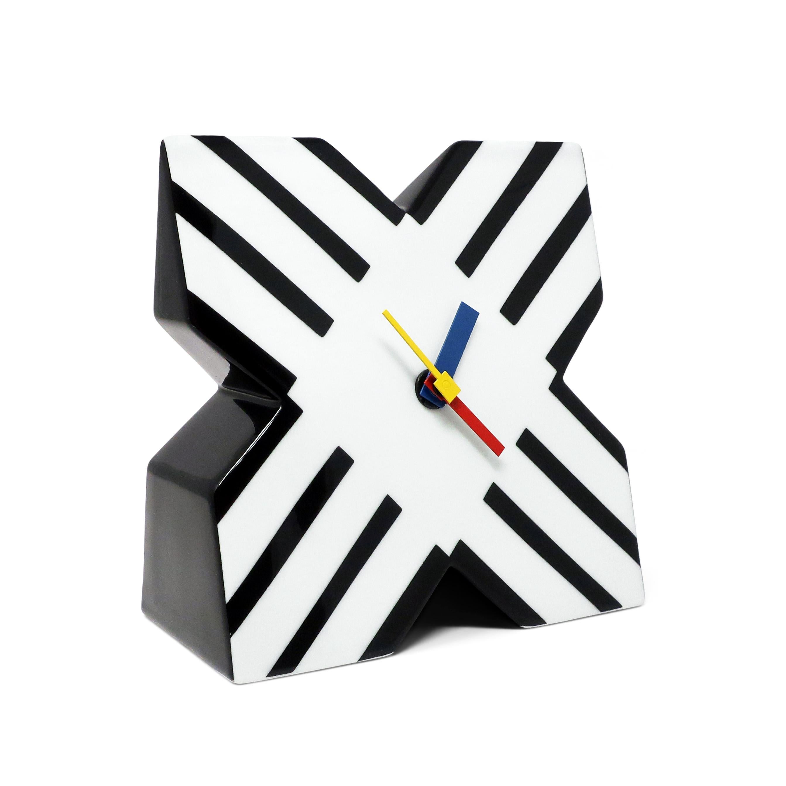 Un fantastico orologio da scrivania o da tavolo in porcellana realizzato dal designer italiano Marcello Morandini per la casa di ceramiche tedesca Rosenthal, per la sua linea Studio dedicata ai designer.  Grafica in bianco e nero a forma di X con
