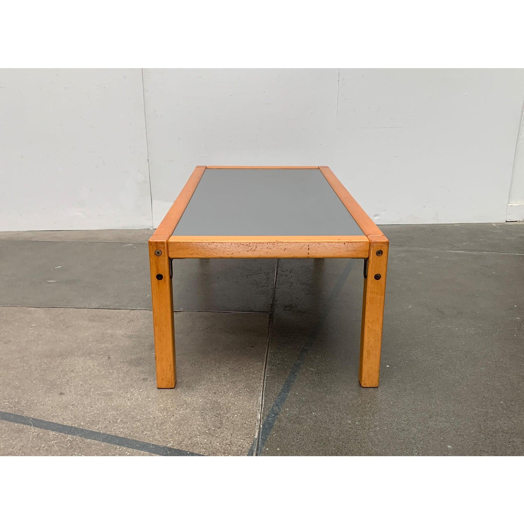 Simple coffee table from the Profilsystem collection from Flötotto.

A very simple and functional design that is broken up by the gray table surface. The table comes from the profile system collection, which is known from Flötto cupboards and