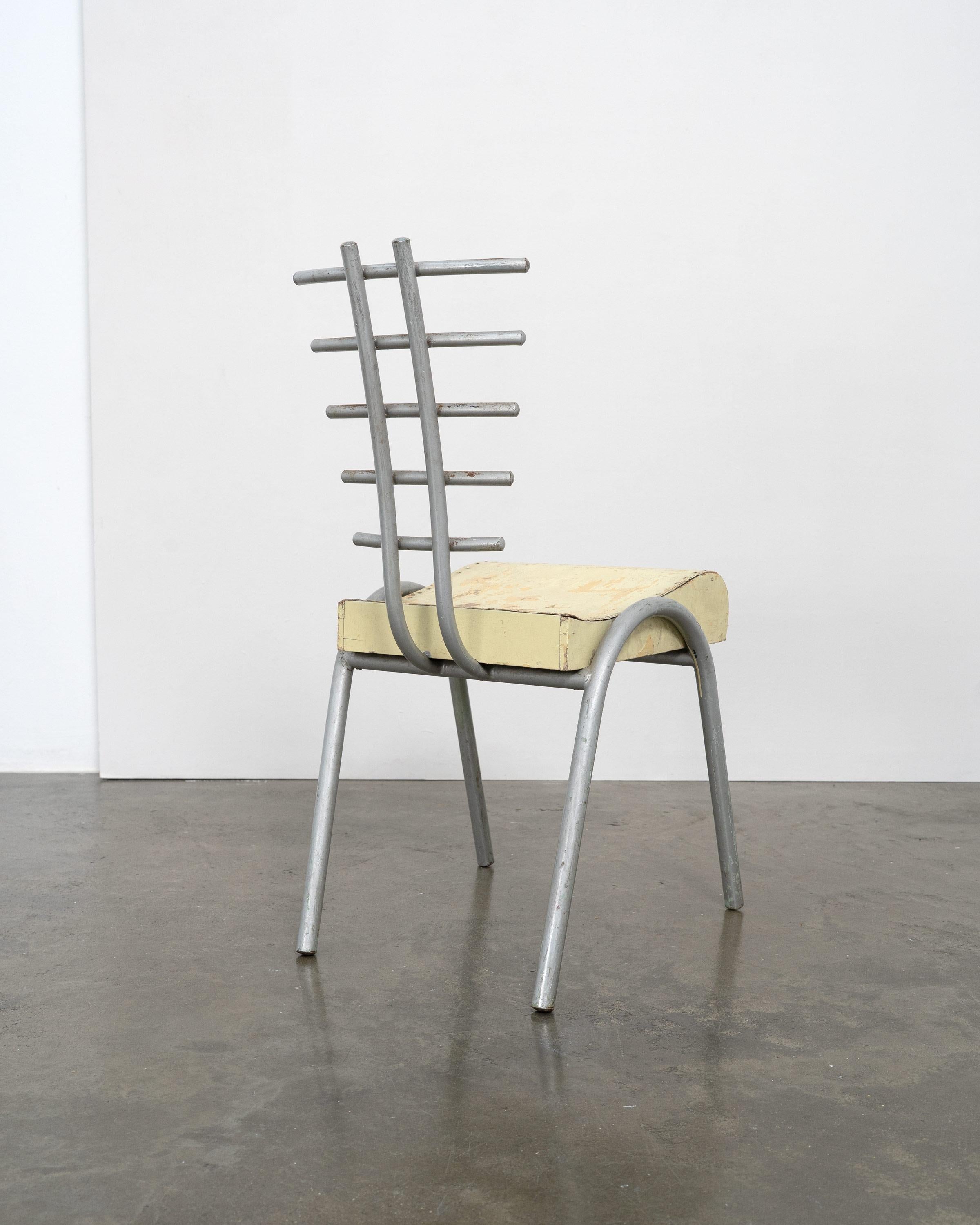 Una silla inusual, hecha a mano. Sin atribuir, pero muy probablemente una producción única de finales del siglo XX. Compuesto por un armazón de tubo de acero pintado y un asiento ergonómico de caja de madera contrachapada. 

Dimensiones (cm,