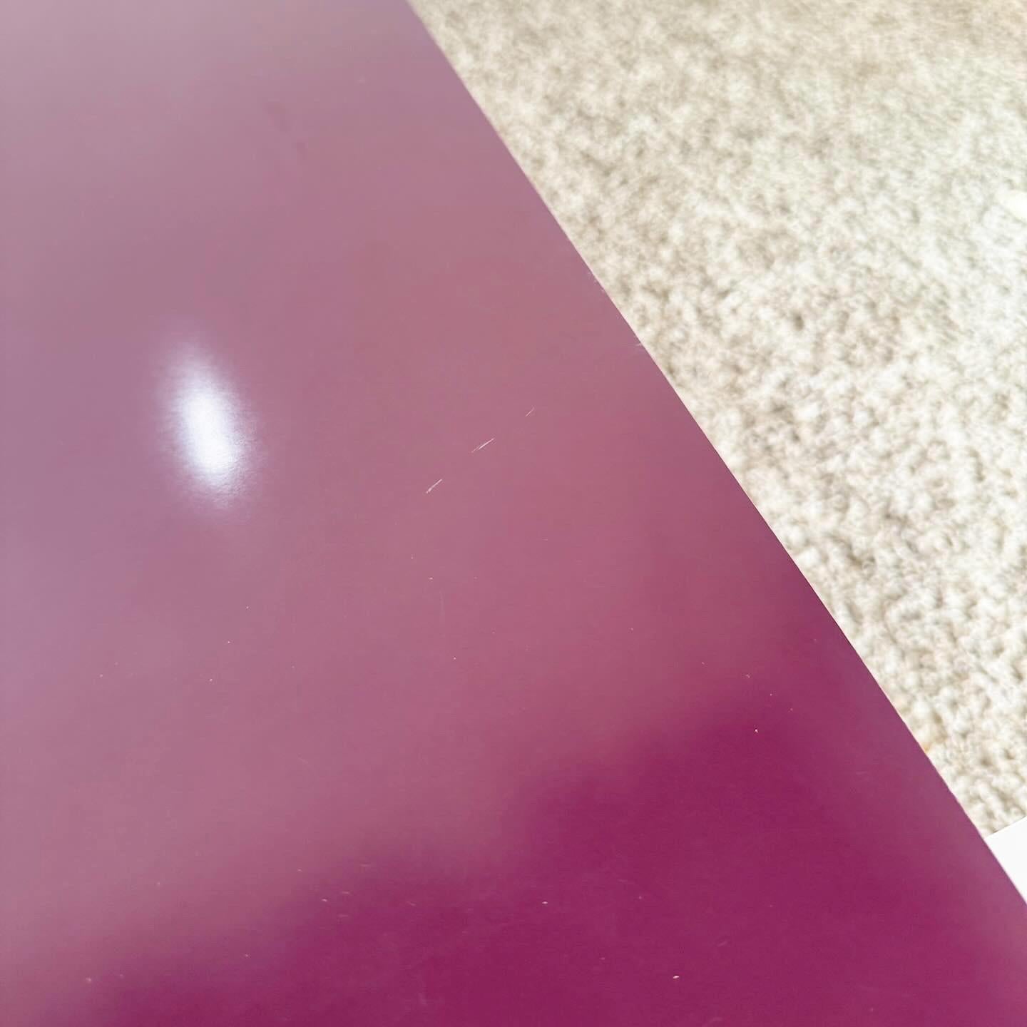 Table basse postmoderne en stratifié laqué violet et blanc en vente 3