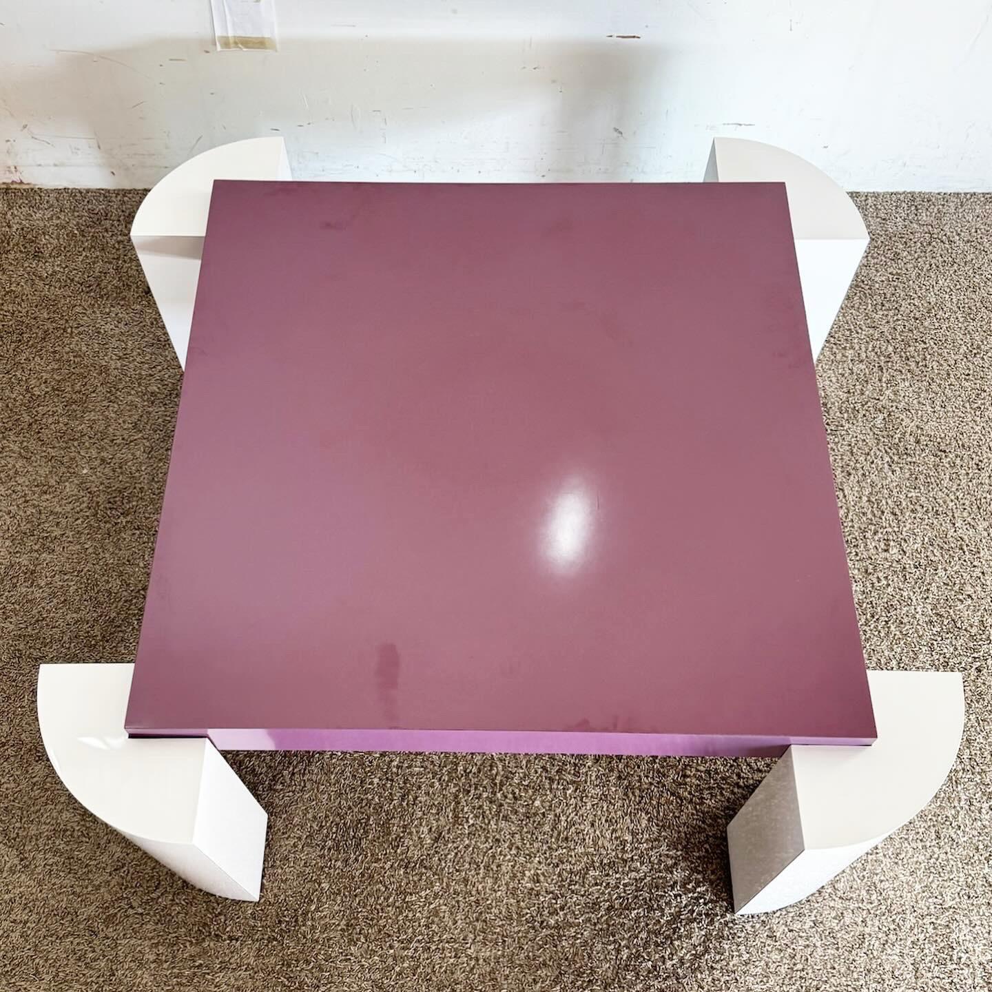 Postmoderne Table basse postmoderne en stratifié laqué violet et blanc en vente