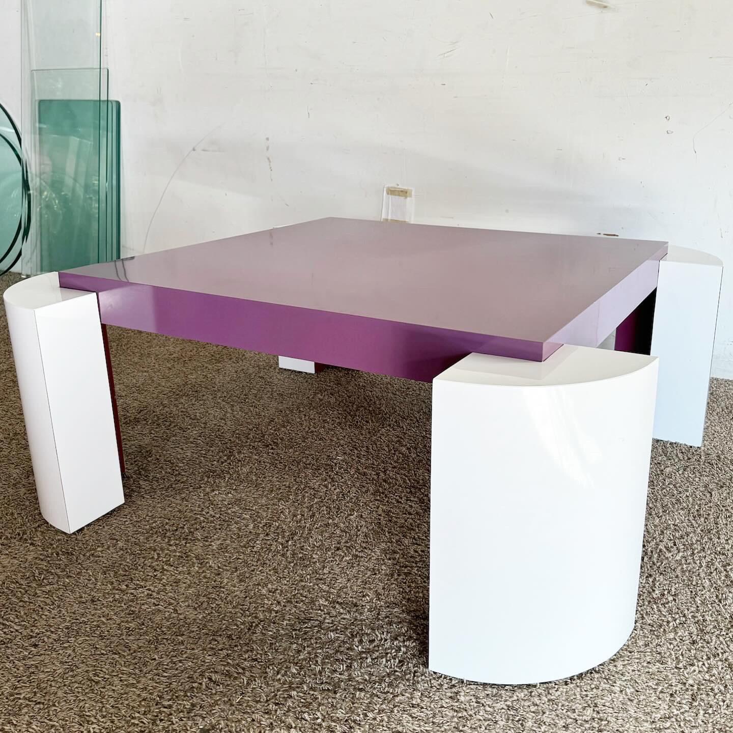Américain Table basse postmoderne en stratifié laqué violet et blanc en vente