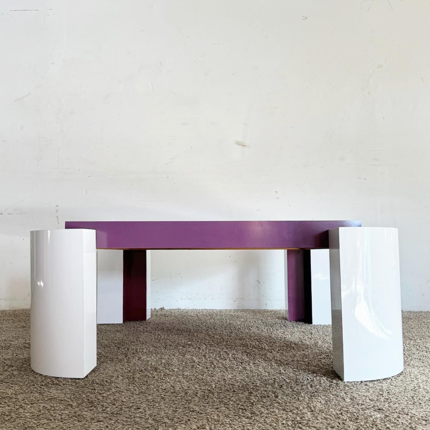 Table basse postmoderne en stratifié laqué violet et blanc Bon état - En vente à Delray Beach, FL