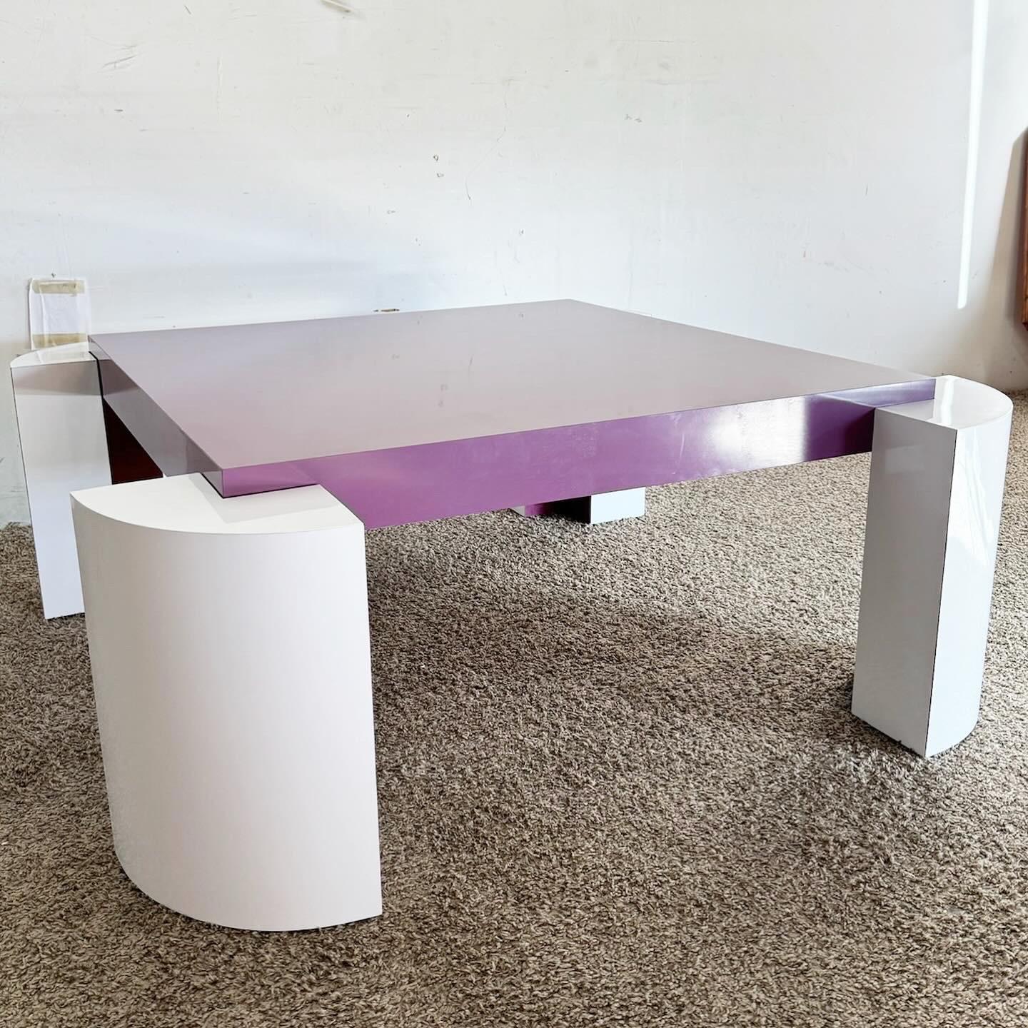 20ième siècle Table basse postmoderne en stratifié laqué violet et blanc en vente