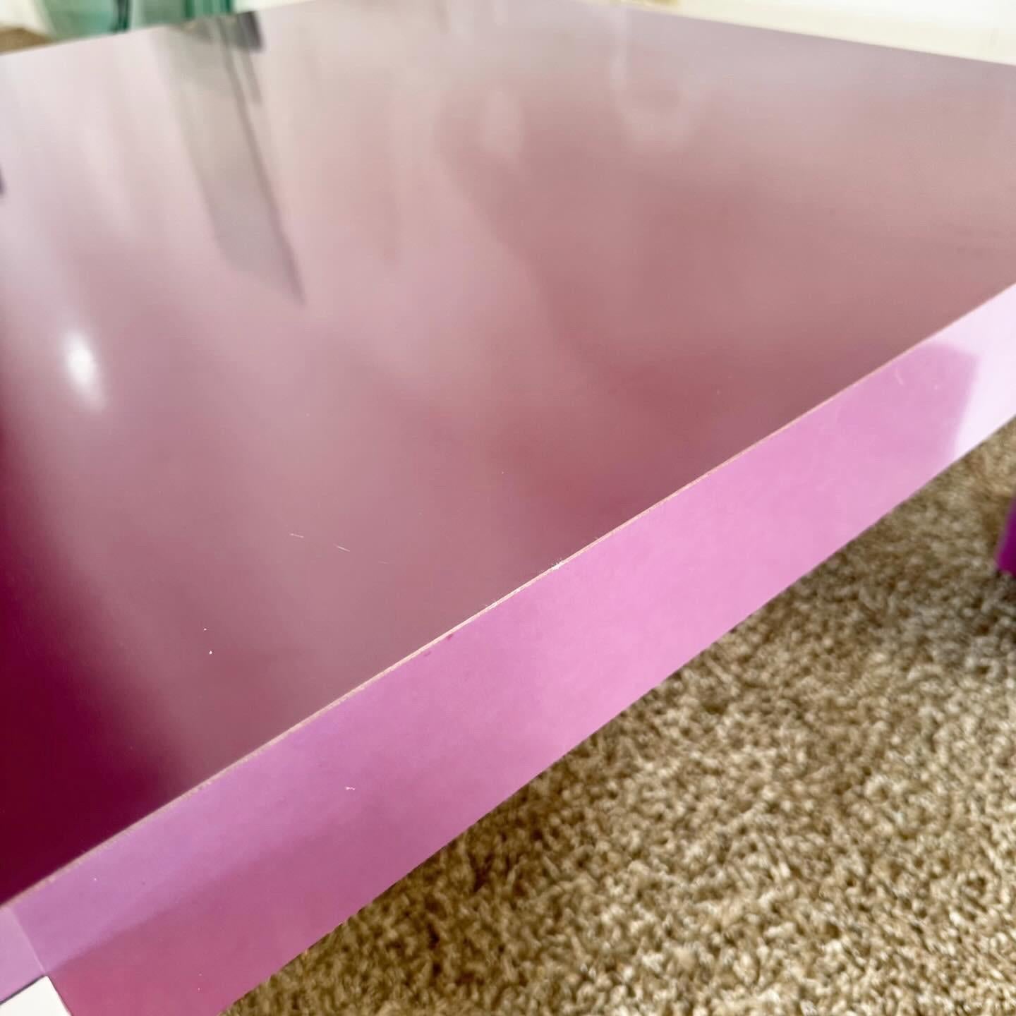 Table basse postmoderne en stratifié laqué violet et blanc en vente 1