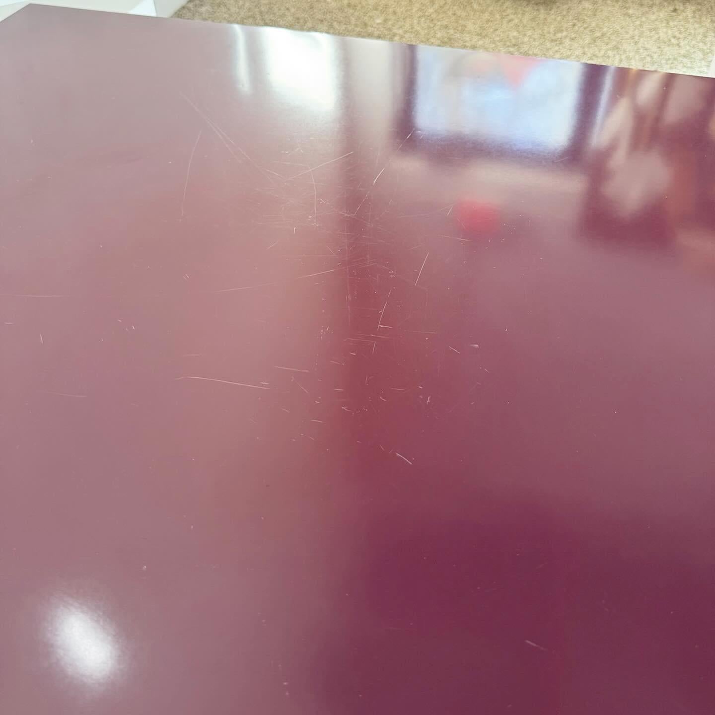 Table basse postmoderne en stratifié laqué violet et blanc en vente 2