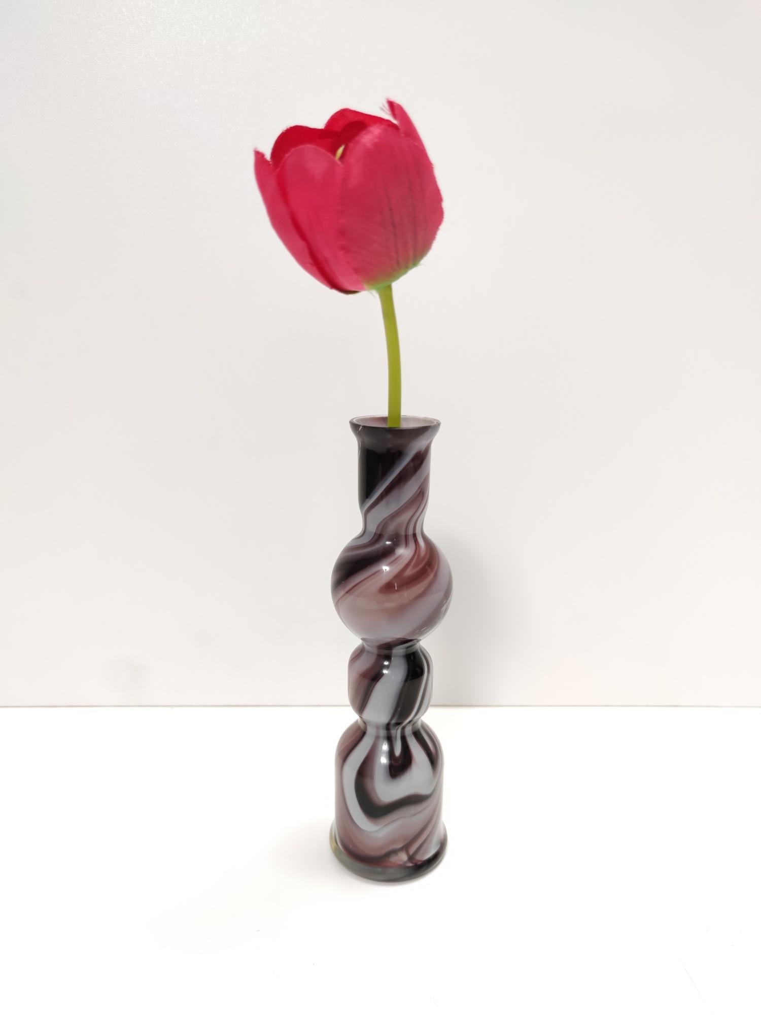 Fabriqué en Italie, années 1970.
Ce vase est fabriqué en verre de Murano.
Il peut présenter de légères traces d'utilisation puisqu'il est vintage, mais il peut être considéré comme étant en parfait état d'origine.
Il comporte son Label