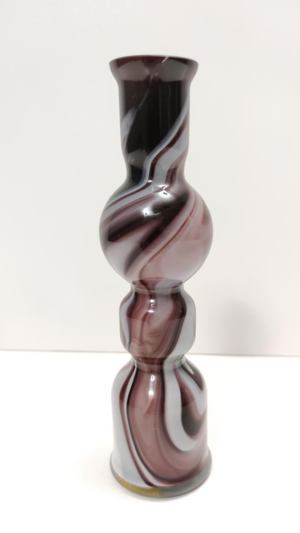 Vase postmoderne vague en verre de Murano violet et blanc de Carlo Moretti, Italie Excellent état - En vente à Bresso, Lombardy