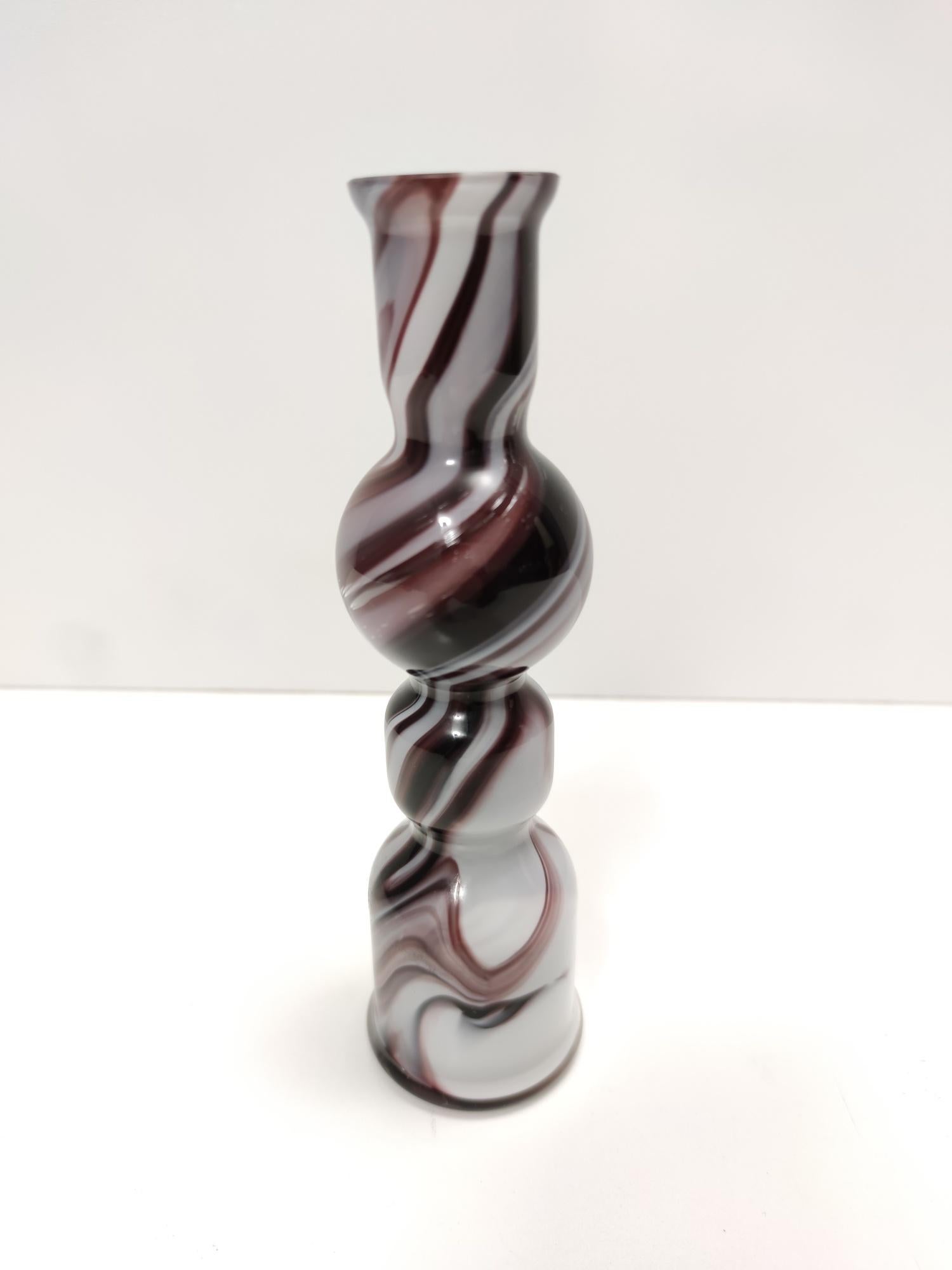 Verre de Murano Vase postmoderne vague en verre de Murano violet et blanc de Carlo Moretti, Italie en vente