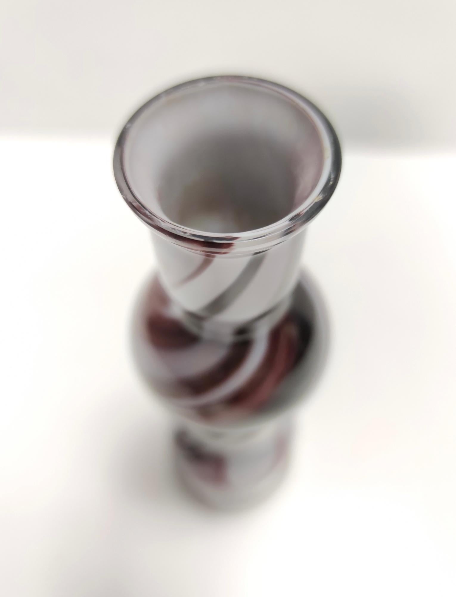 Vase postmoderne vague en verre de Murano violet et blanc de Carlo Moretti, Italie en vente 2