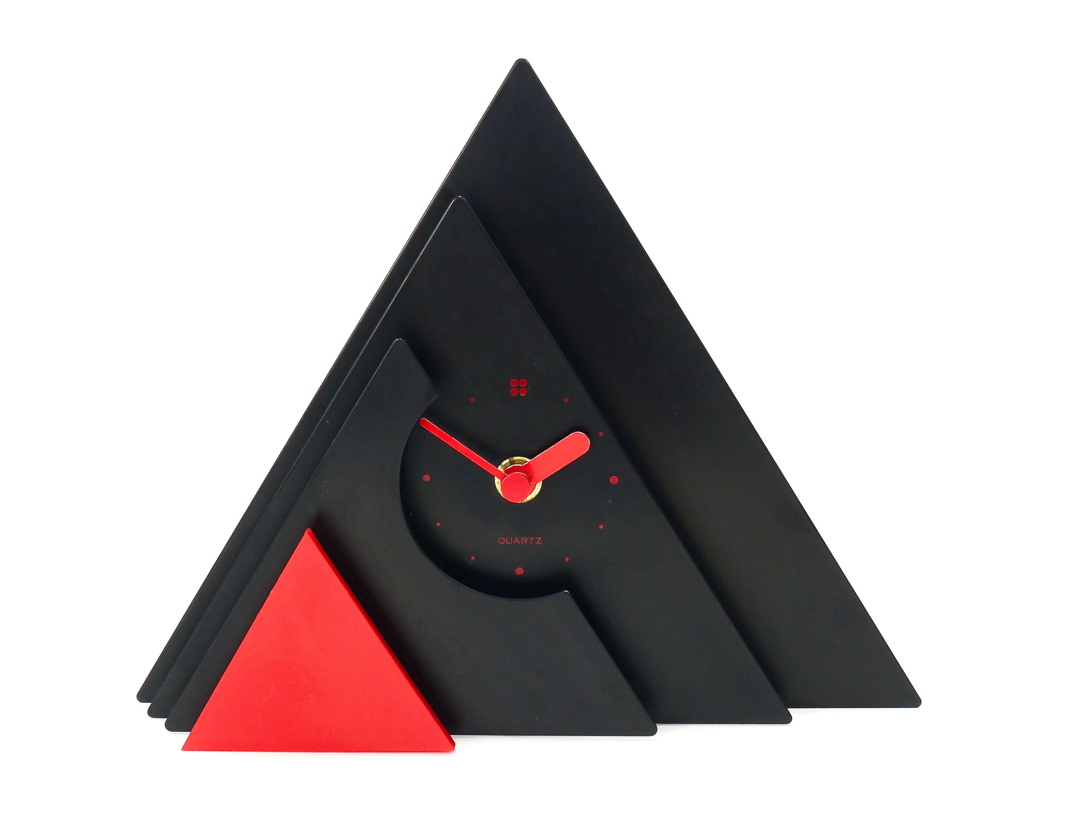 Horloge de bureau ou de table pyramidale postmoderne de Makiko Taniguchi, Japon, années 1980 Bon état - En vente à Vienna, AT