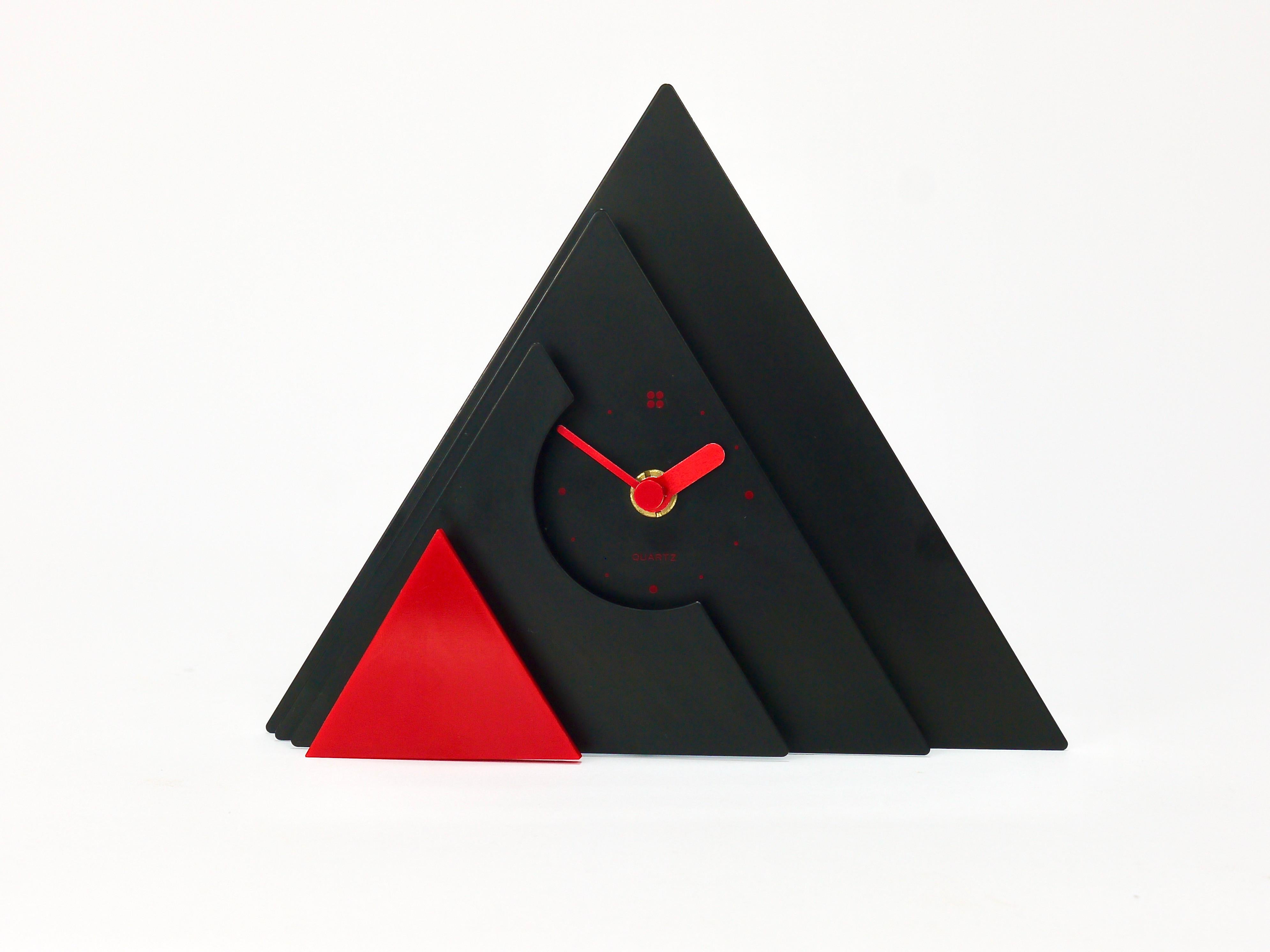 Postmodern Pyramid Desk or Table Clock by Makiko Taniguchi, Japan, 1980s In Good Condition For Sale In Vienna, AT