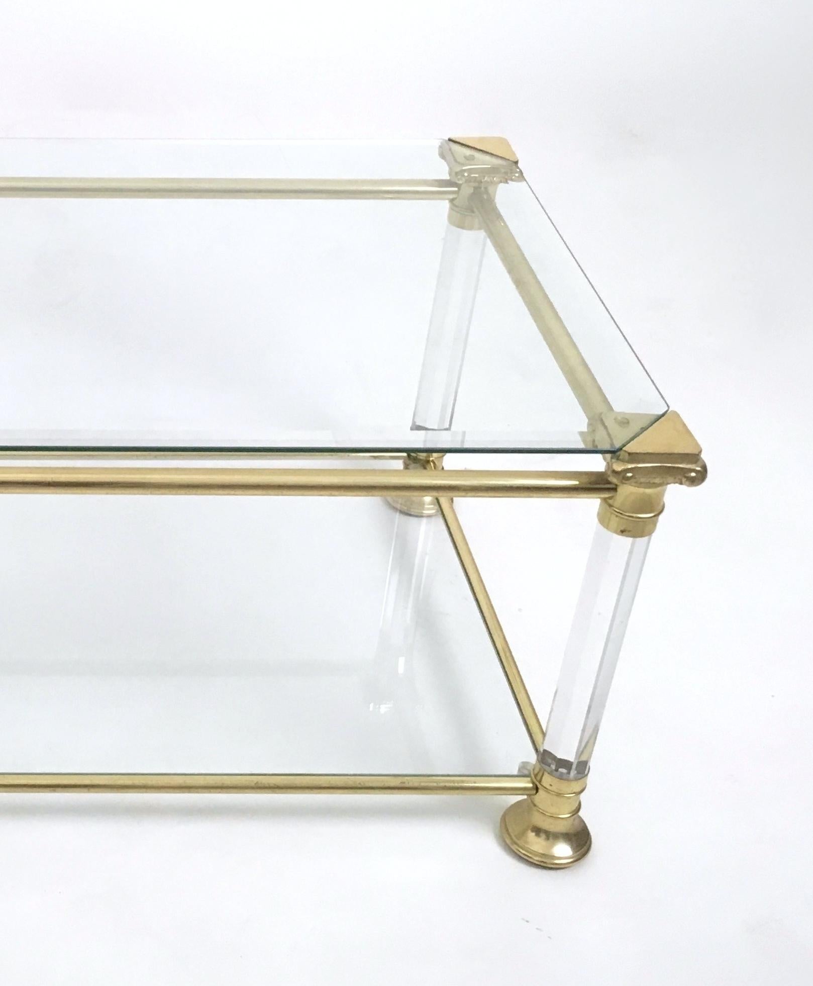 Rechteckiger Couchtisch aus Glas mit Messing- und Acrylglasrahmen, Italien (Abgeschrägt) im Angebot