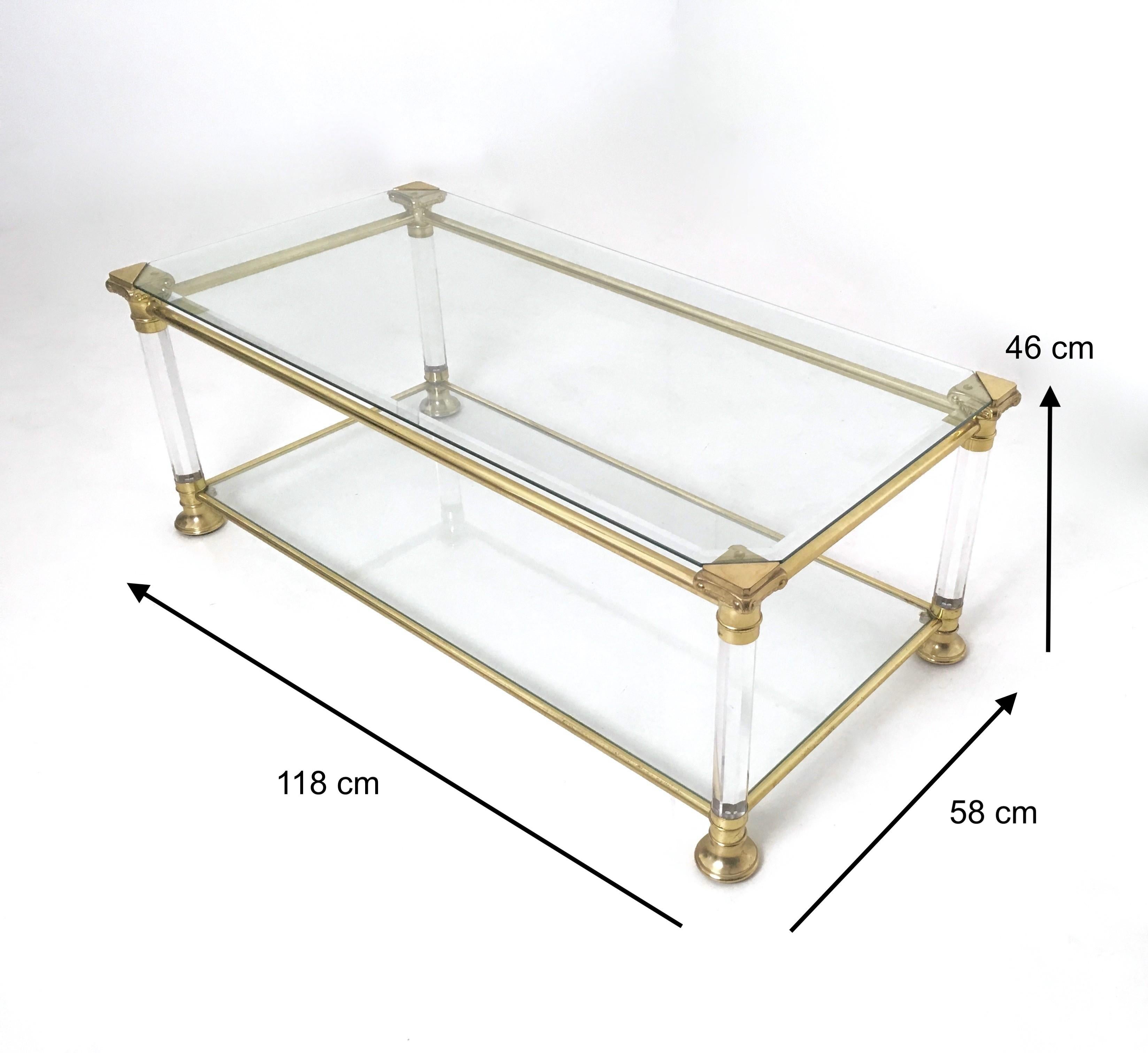 Rechteckiger Couchtisch aus Glas mit Messing- und Acrylglasrahmen, Italien im Angebot 1