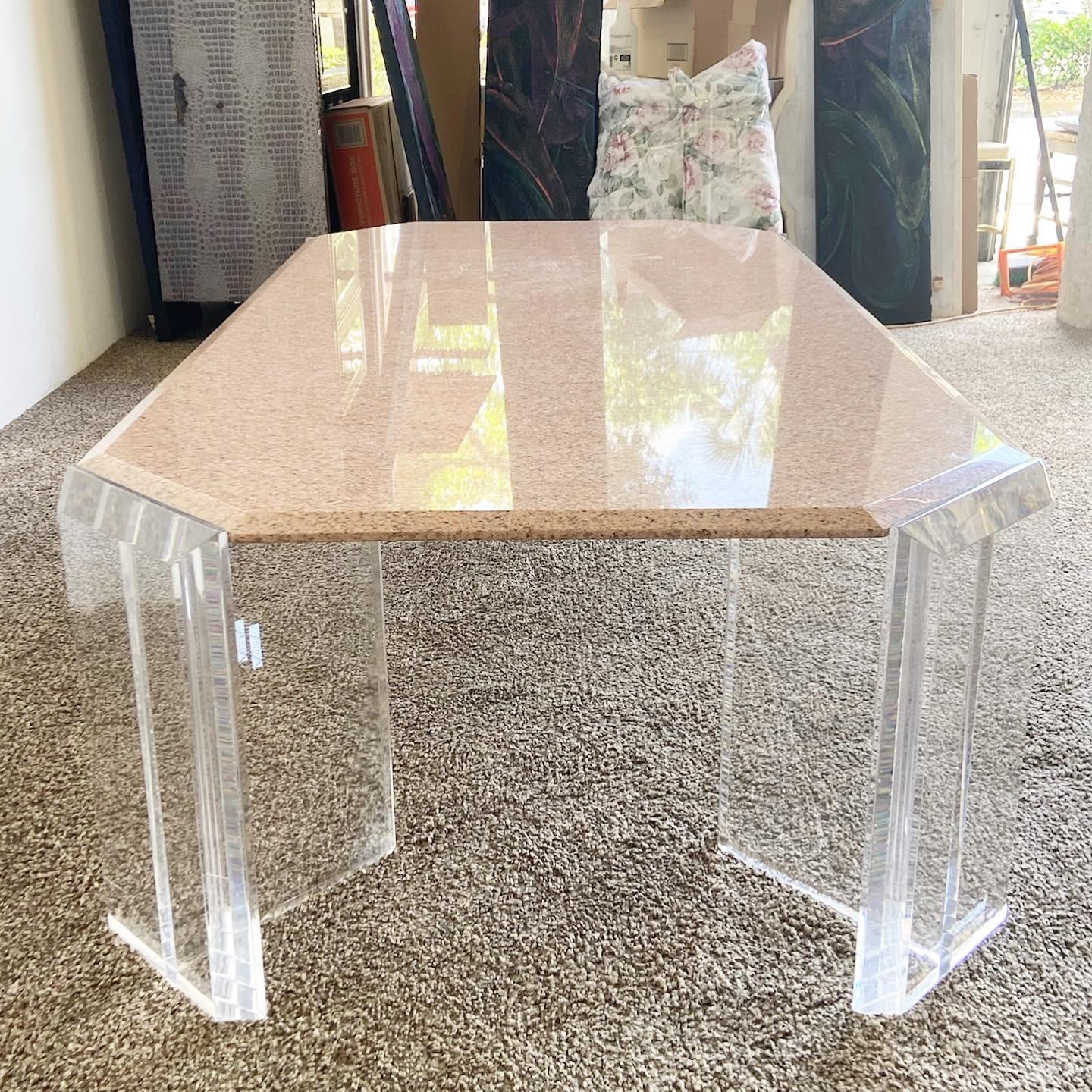 Américain Table basse rectangulaire postmoderne en granit incrusté avec plateau en lucite en vente