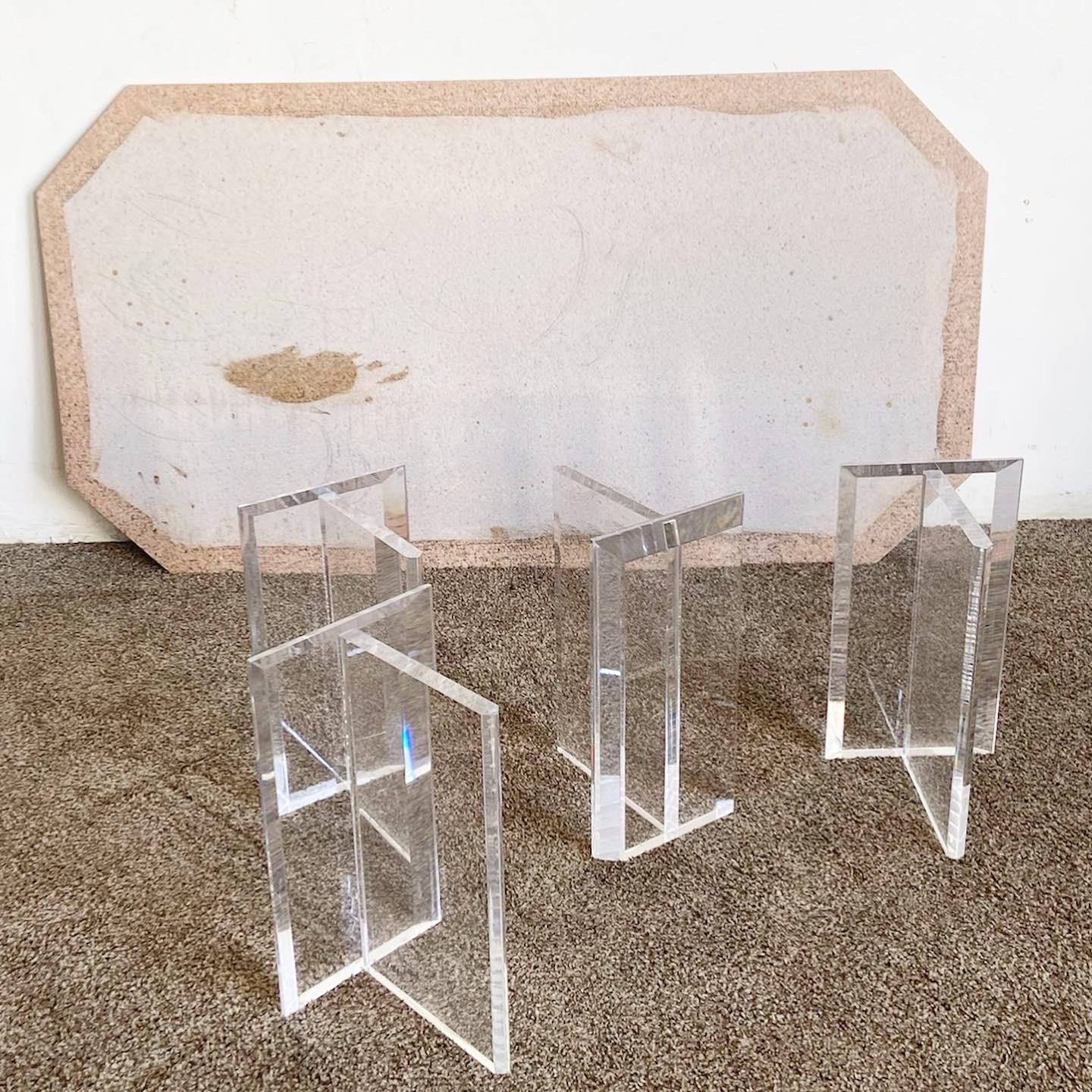 Table basse rectangulaire postmoderne en granit incrusté avec plateau en lucite Bon état - En vente à Delray Beach, FL