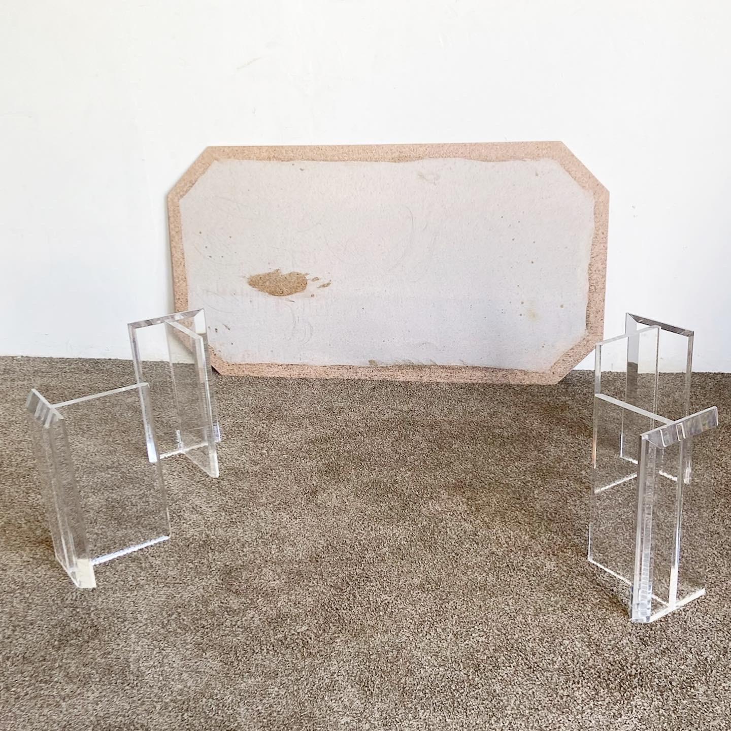 Table basse rectangulaire postmoderne en granit incrusté avec plateau en lucite en vente 1
