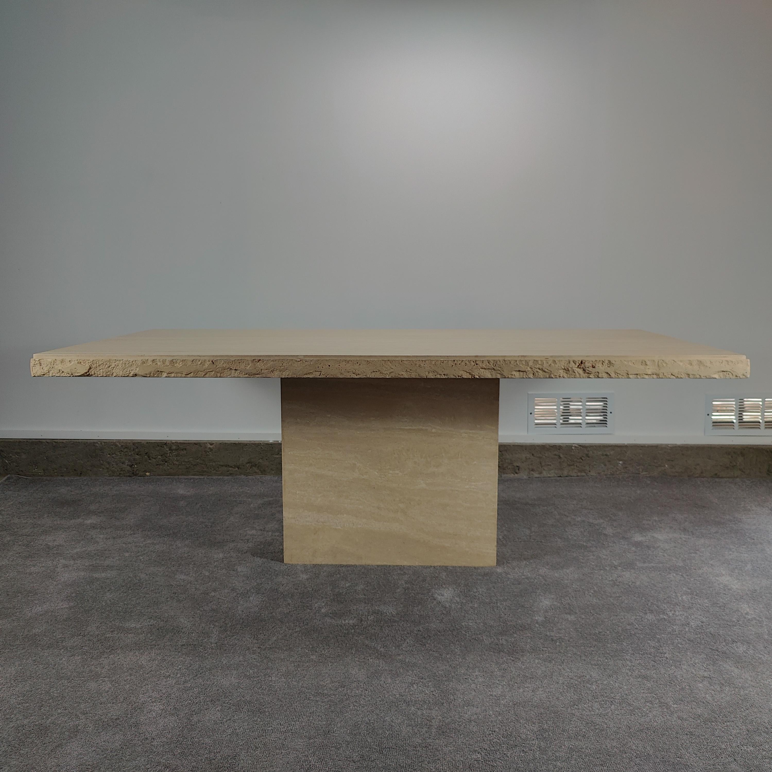Postmoderne Table de salle à manger rectangulaire postmoderne en travertin Live Edge en vente