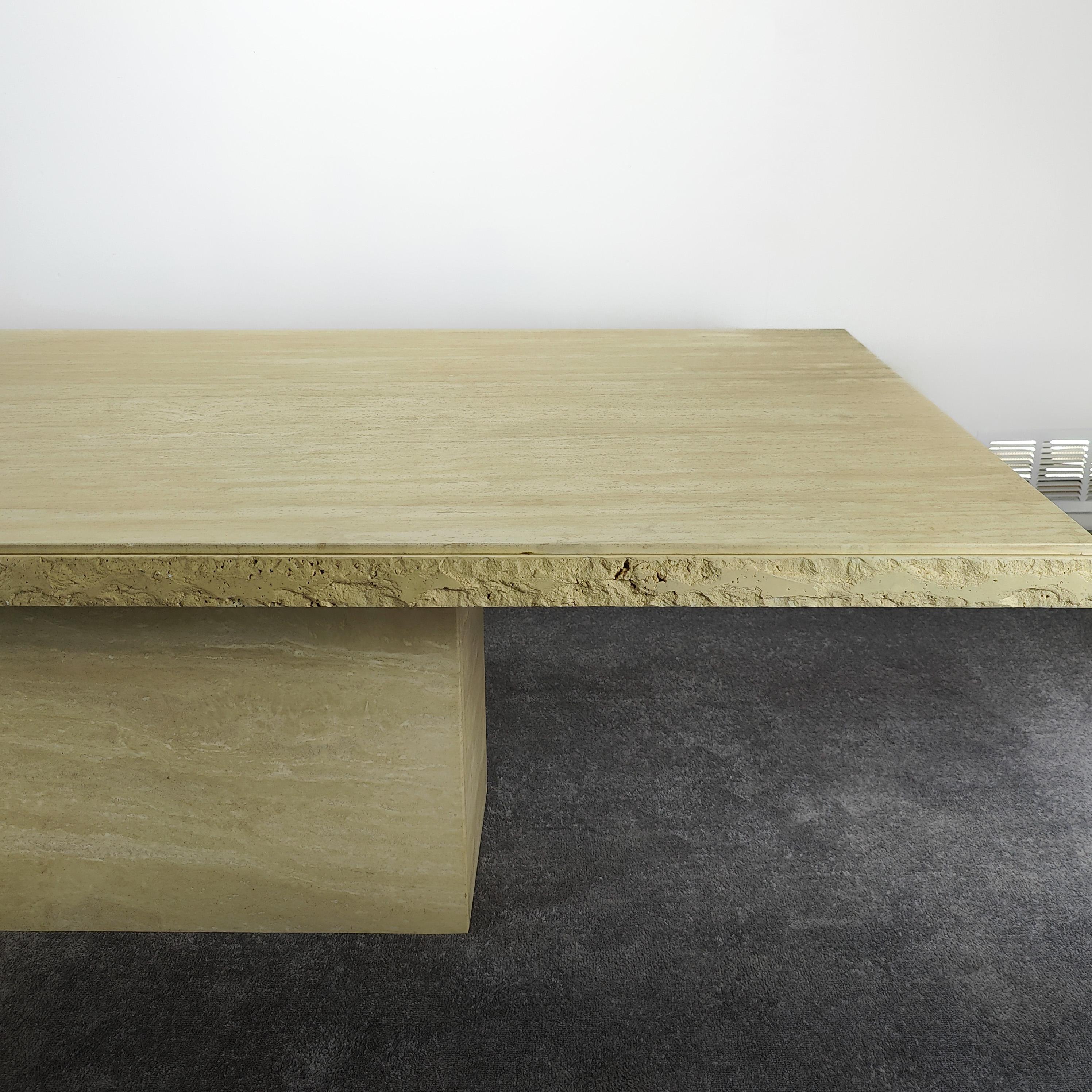italien Table de salle à manger rectangulaire postmoderne en travertin Live Edge en vente