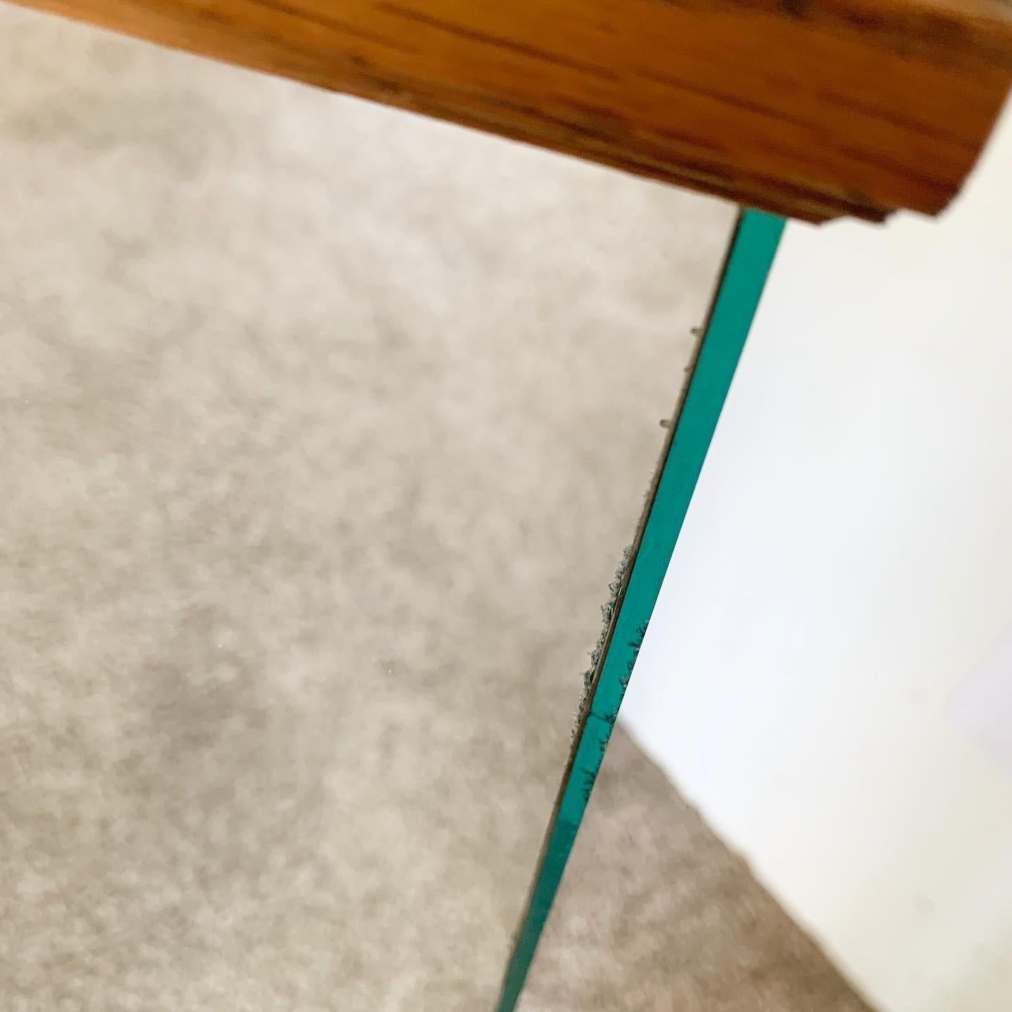 Verschönern Sie Ihre Einrichtung mit den Postmodern Rectangular Prism Pedestal Side Tables - ein Paar, das geometrisches Design und Holzverkleidung vereint.

Einzigartige rechteckige Prismenform mit geschmackvoller Holzverzierung.
Ideal zum