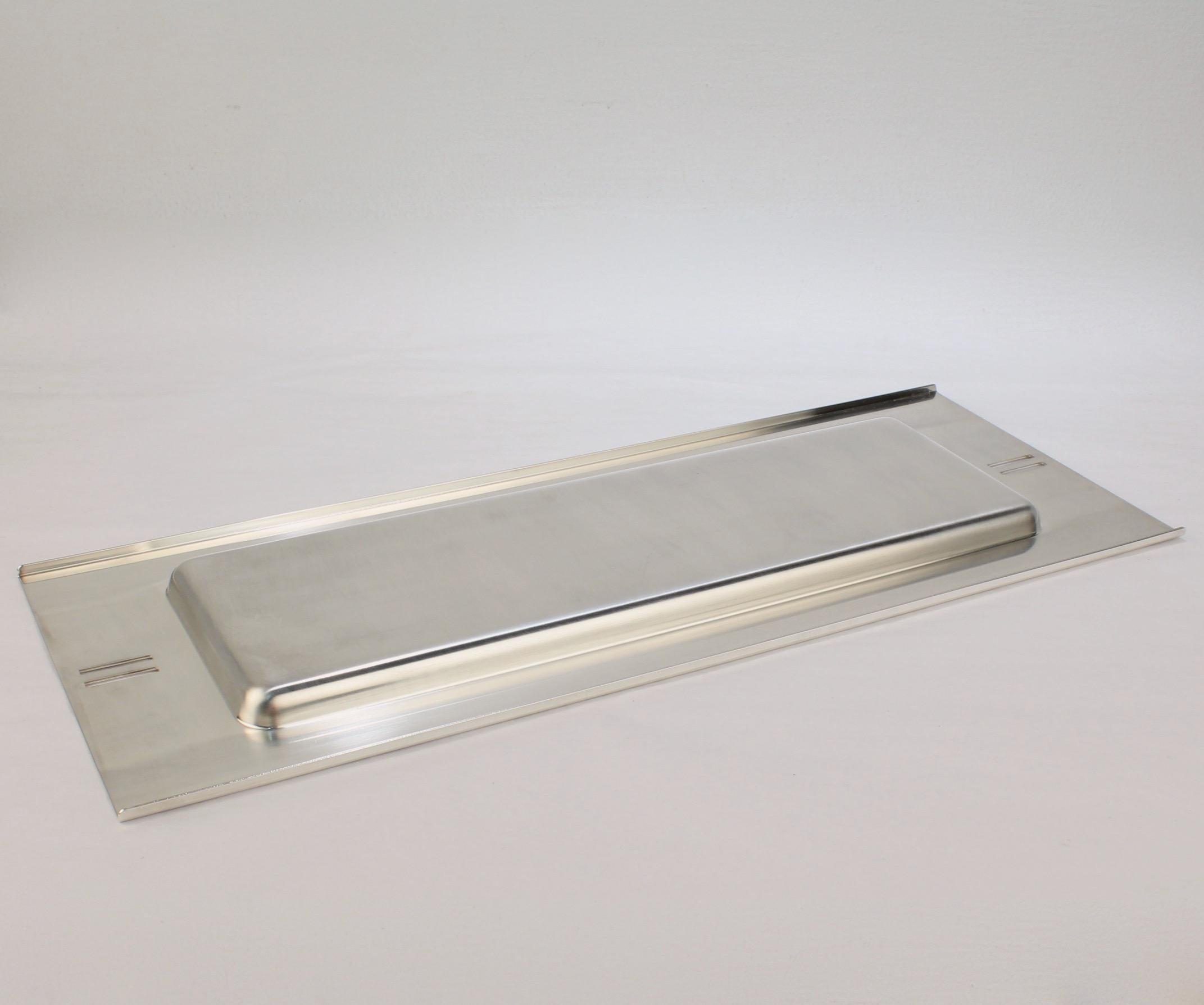 Plateau de bar rectangulaire postmoderne en métal argenté de Richard Meier pour Swid Powell en vente 1