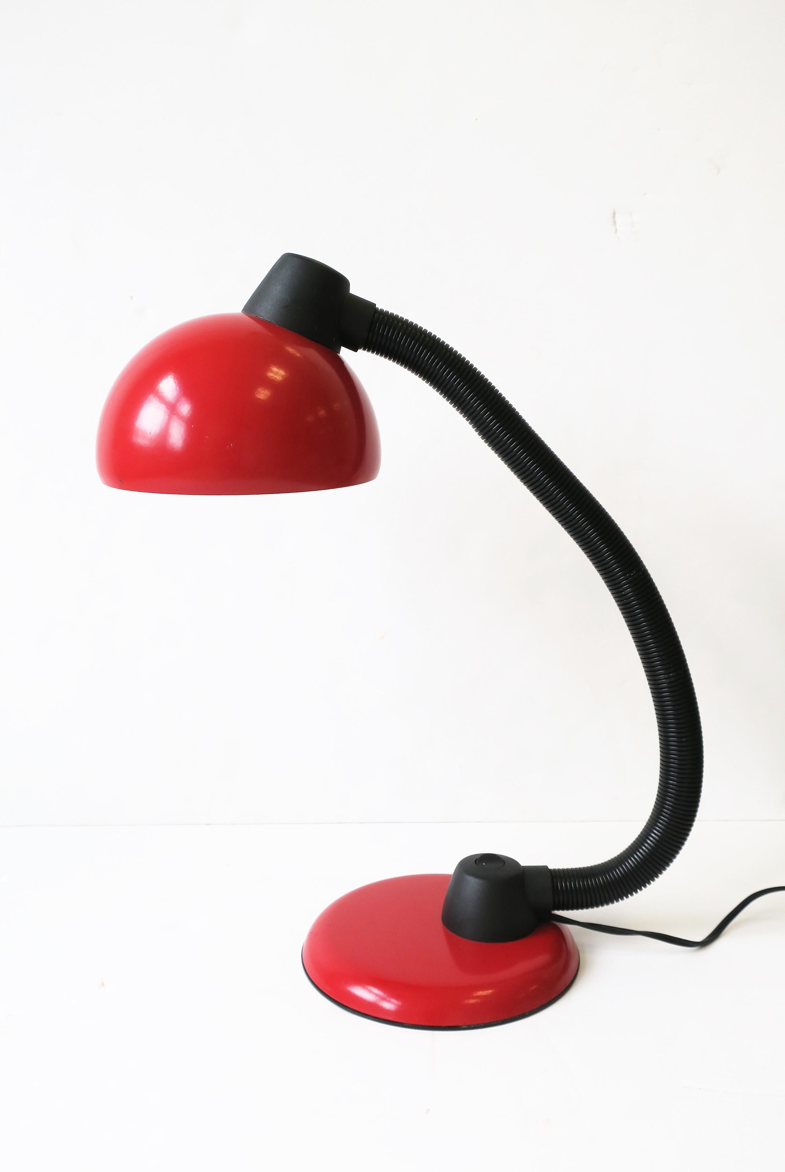 Postmoderne Lampe de bureau postmoderne rouge et noire en vente