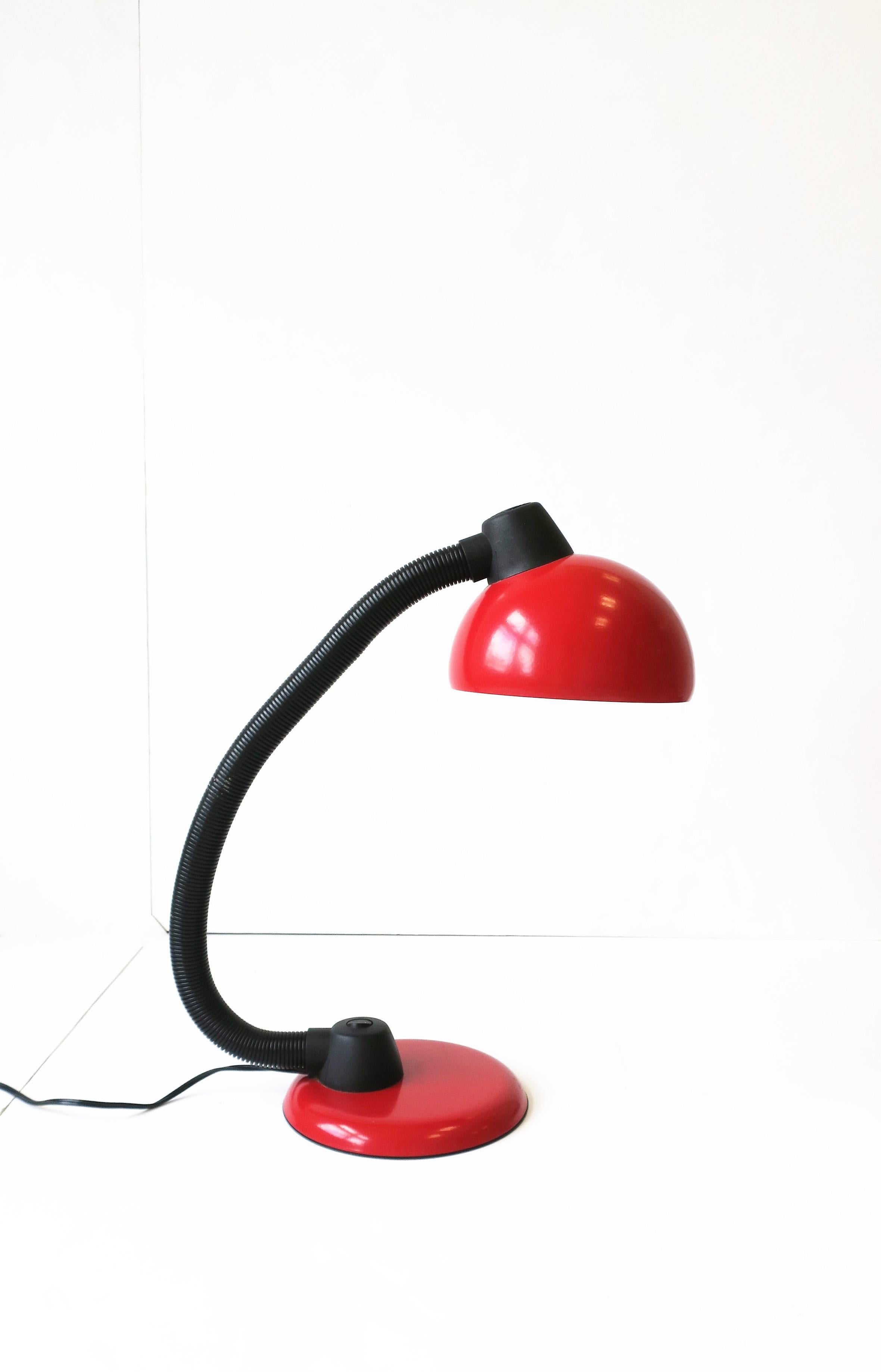 Émaillé Lampe de bureau postmoderne rouge et noire en vente