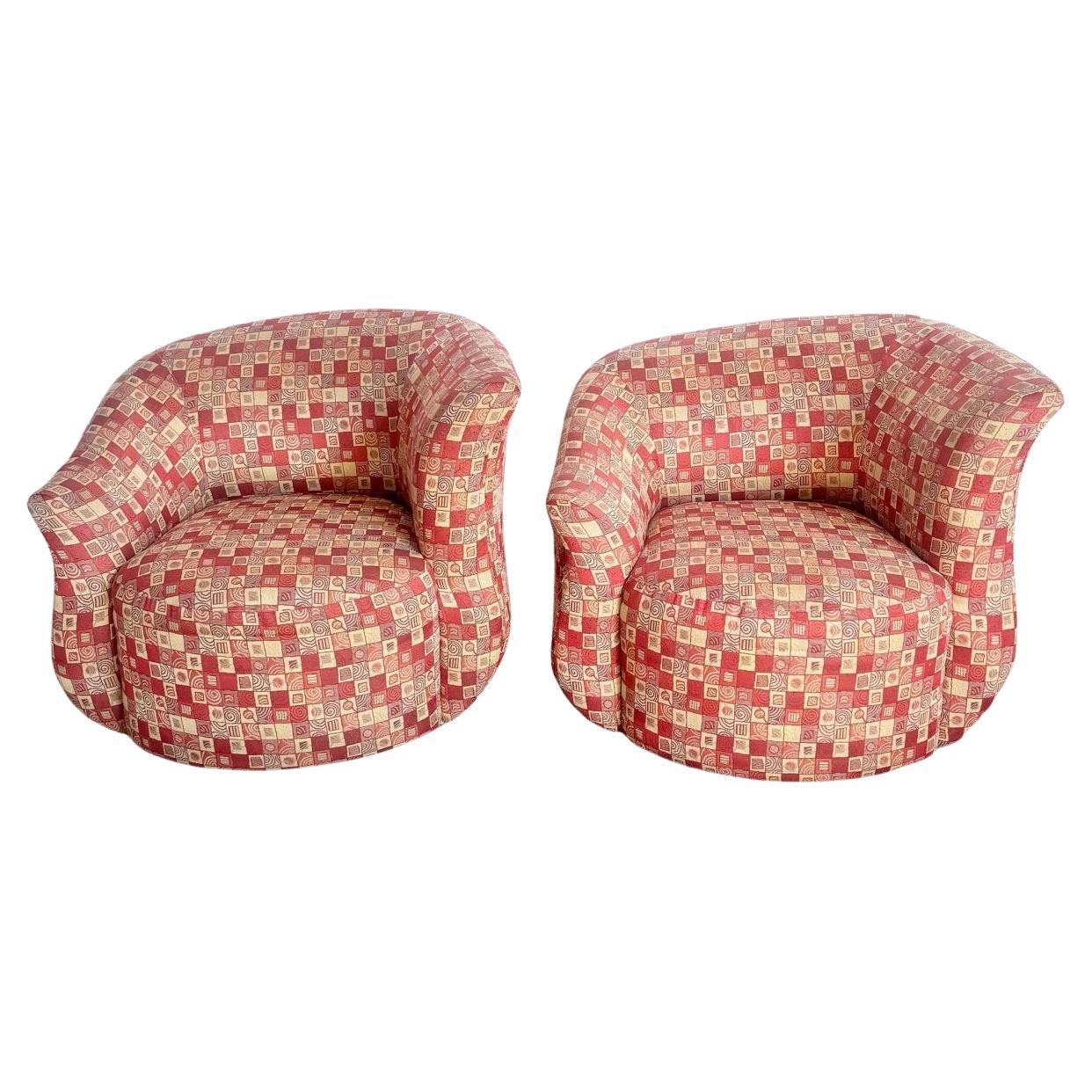 Poltrone girevoli postmoderne scolpite in tessuto rosso e oro - una coppia in vendita