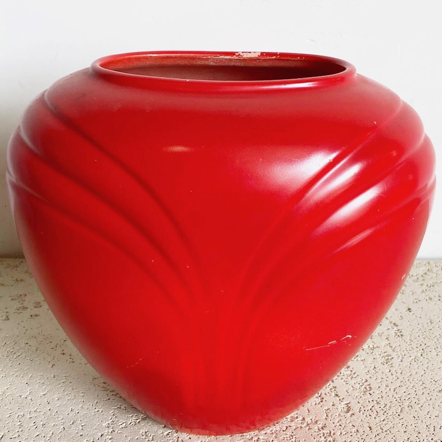 Le vase postmoderne Haeger Red est une pièce étonnante qui allie sans effort l'art et la fonction, capturant l'essence du design postmoderne avec sa teinte rouge vibrante et sa forme non conventionnelle.
A probablement été repeint en rouge.