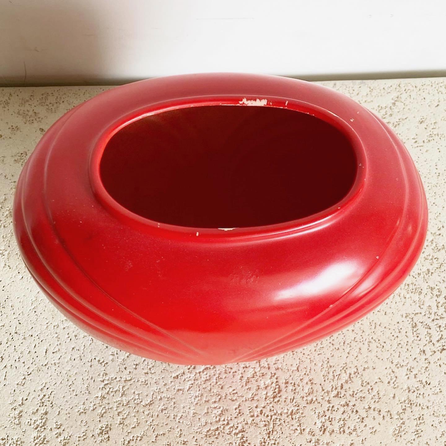 Postmoderne Vase postmoderne en céramique rouge de Haeger en vente