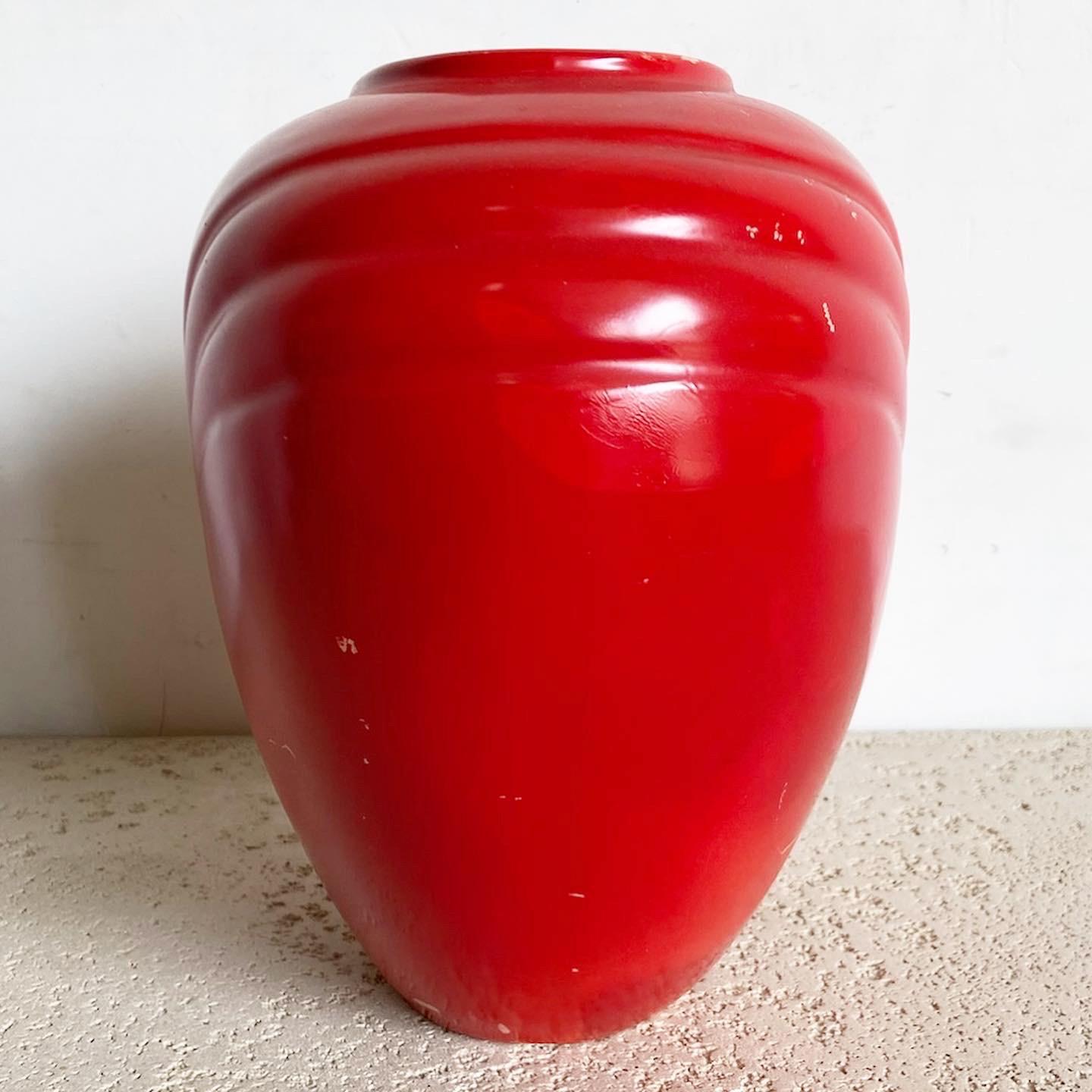 Américain Vase postmoderne en céramique rouge de Haeger en vente