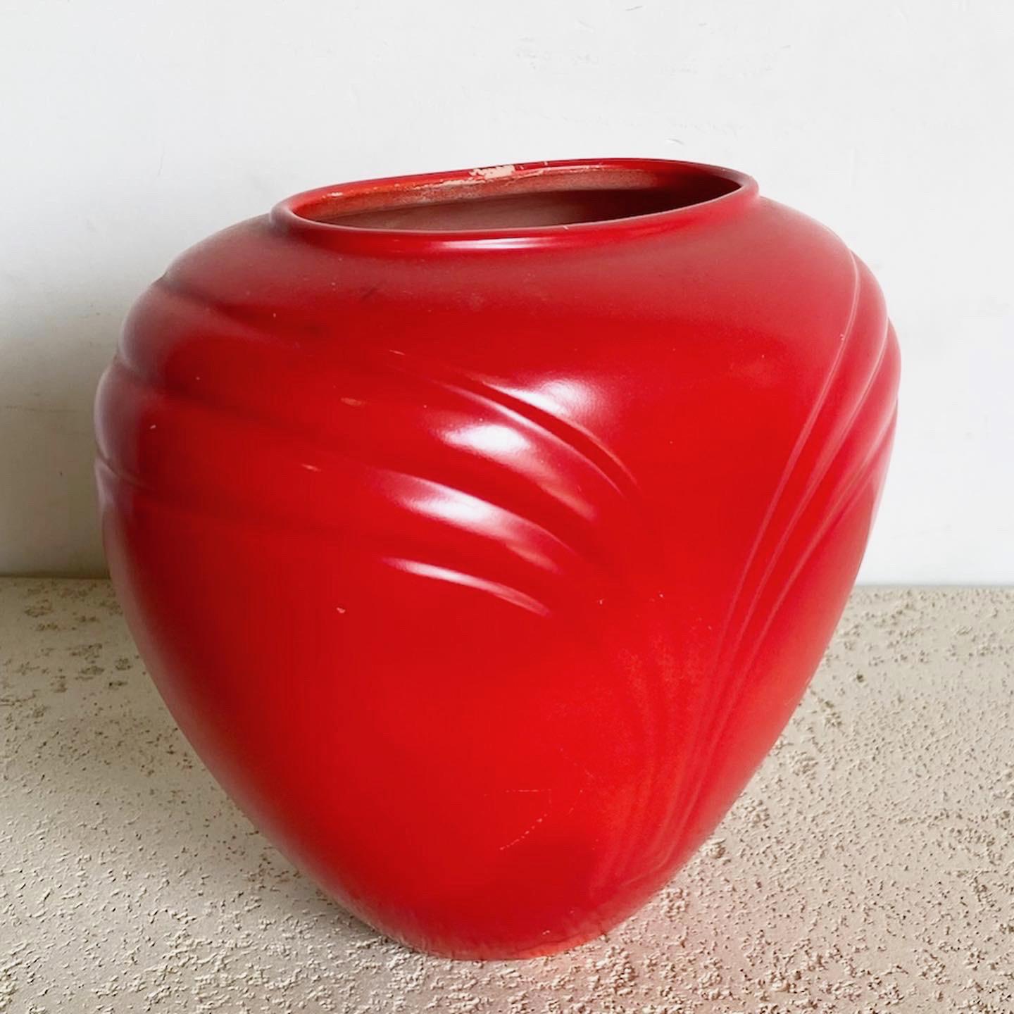 Postmodern Red Ceramic Vase by Haeger In Good Condition For Sale In Delray Beach, FL