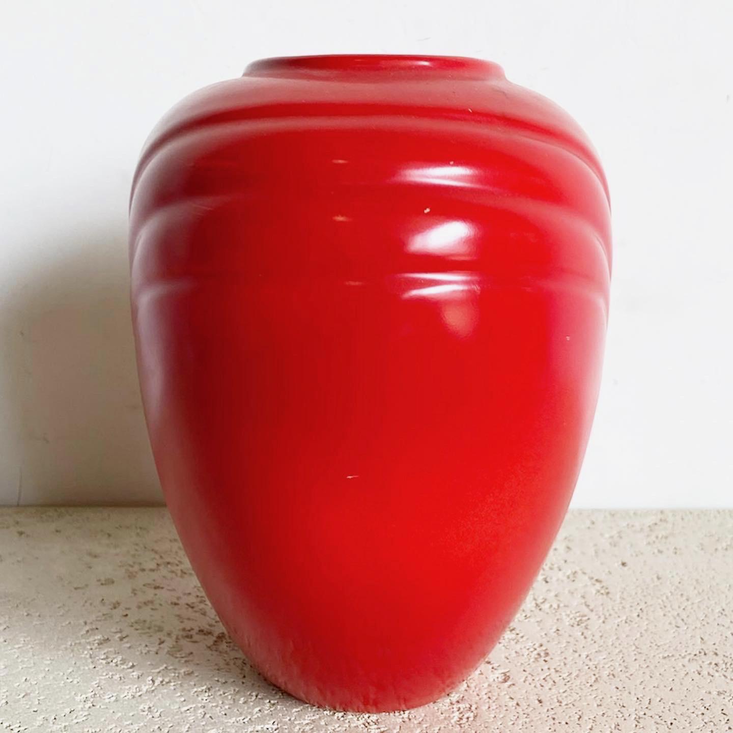 20ième siècle Vase postmoderne en céramique rouge de Haeger en vente