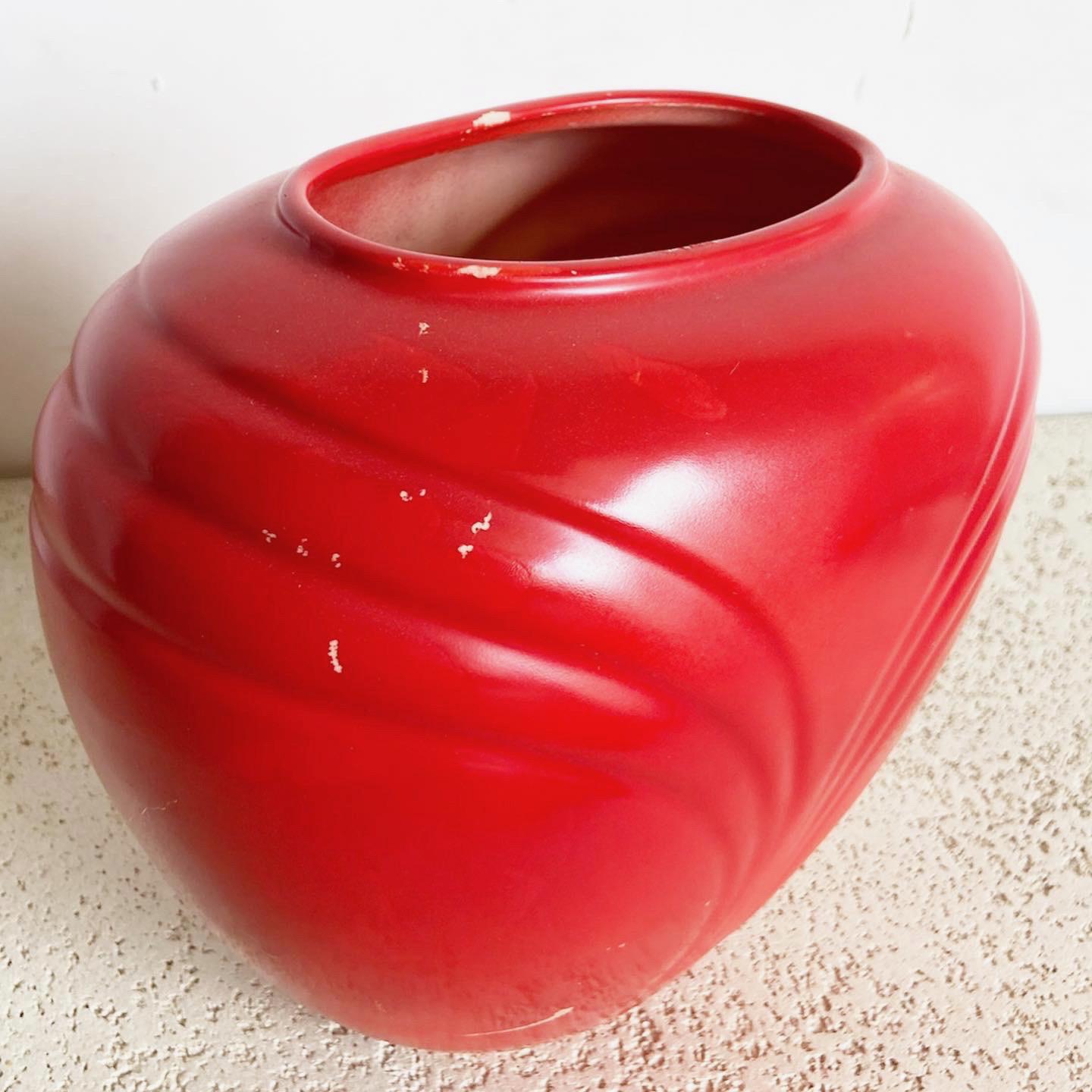 Vase postmoderne en céramique rouge de Haeger en vente 2