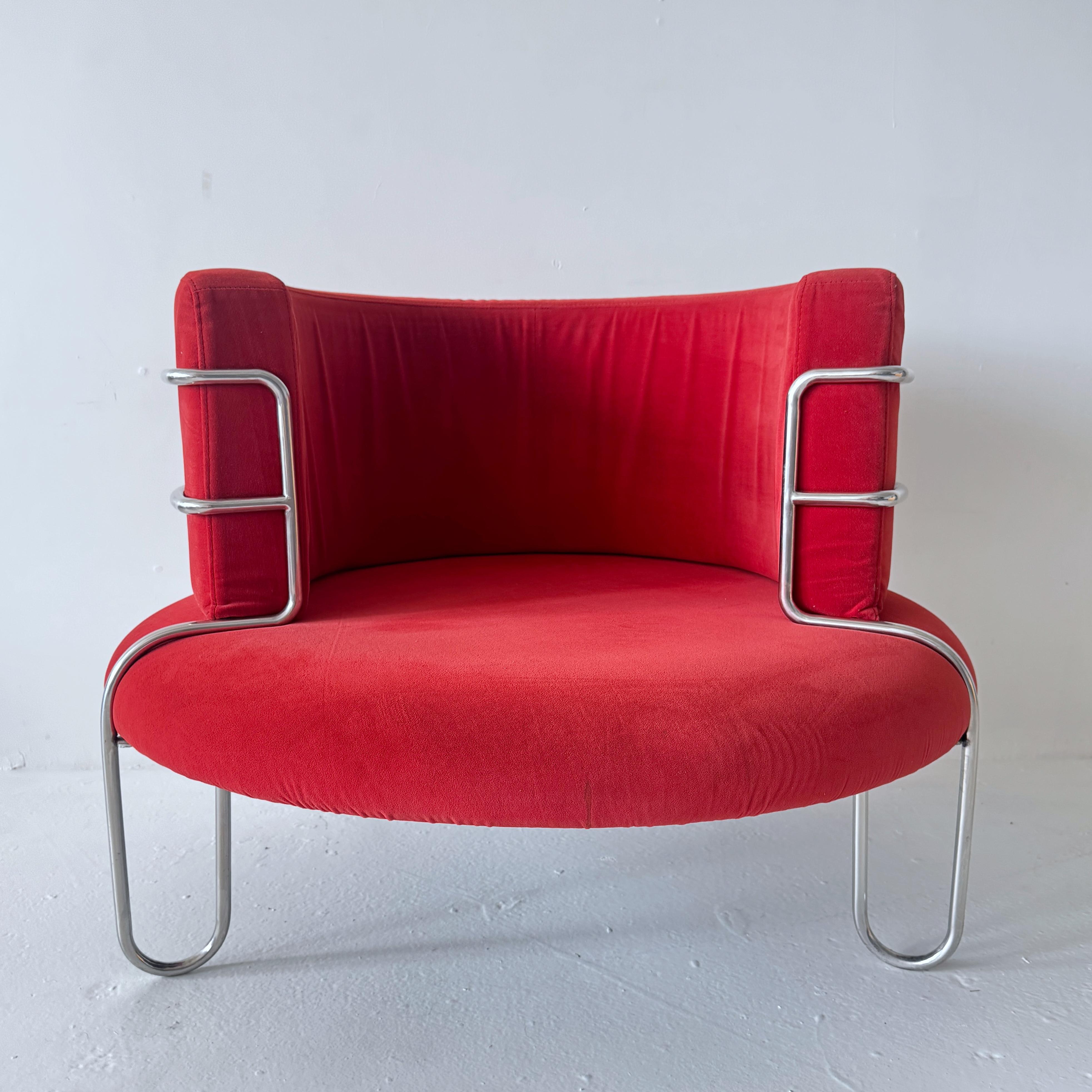 Sillón circular rojo postmoderno enjaulado en tubo de acero Posmoderno en venta