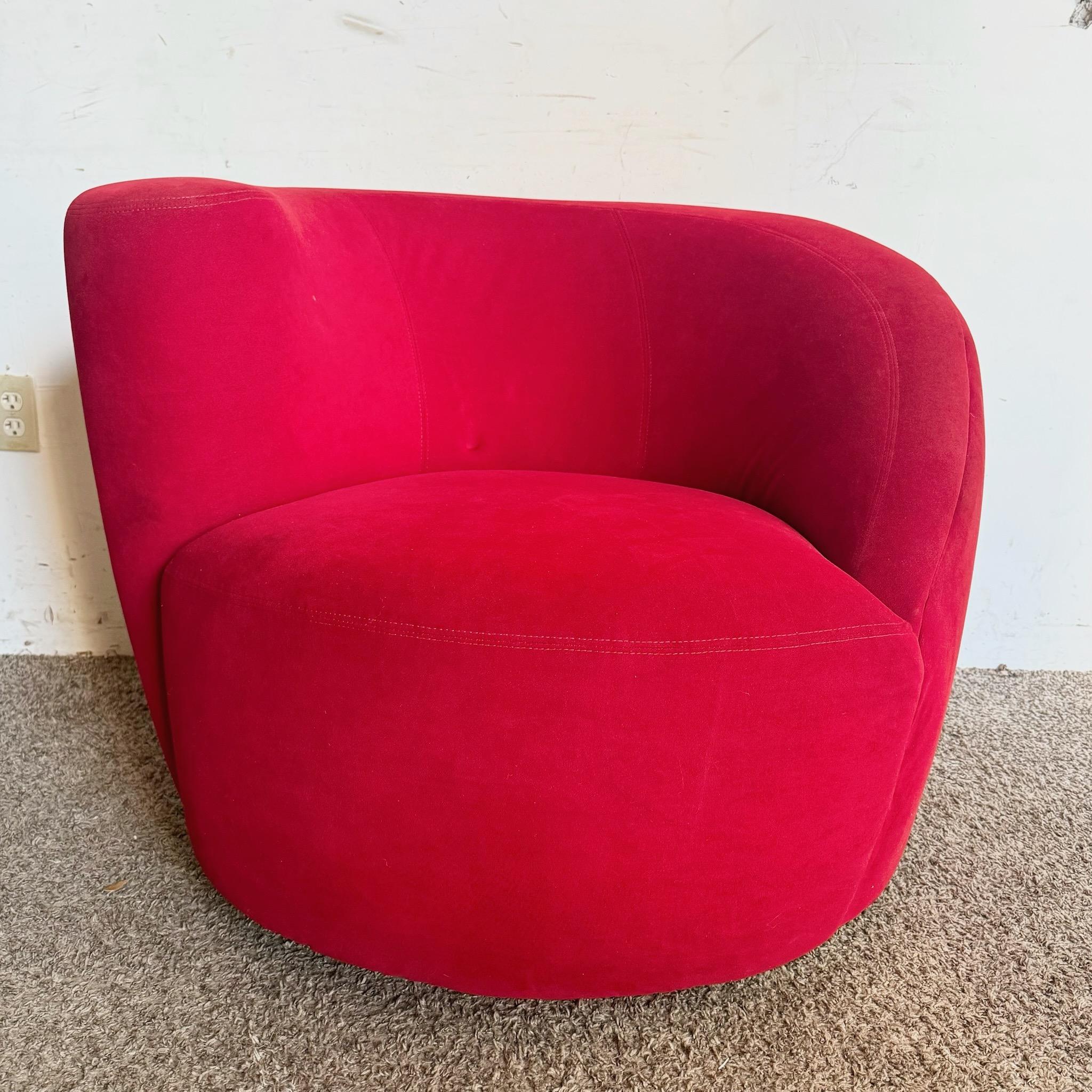 Ce fauteuil pivotant rouge postmoderne présente un design unique inspiré du nautile, ajoutant une touche audacieuse à n'importe quel espace. Revêtu d'un tissu rouge vibrant, il allie confort et style contemporain, ce qui le rend parfait pour les