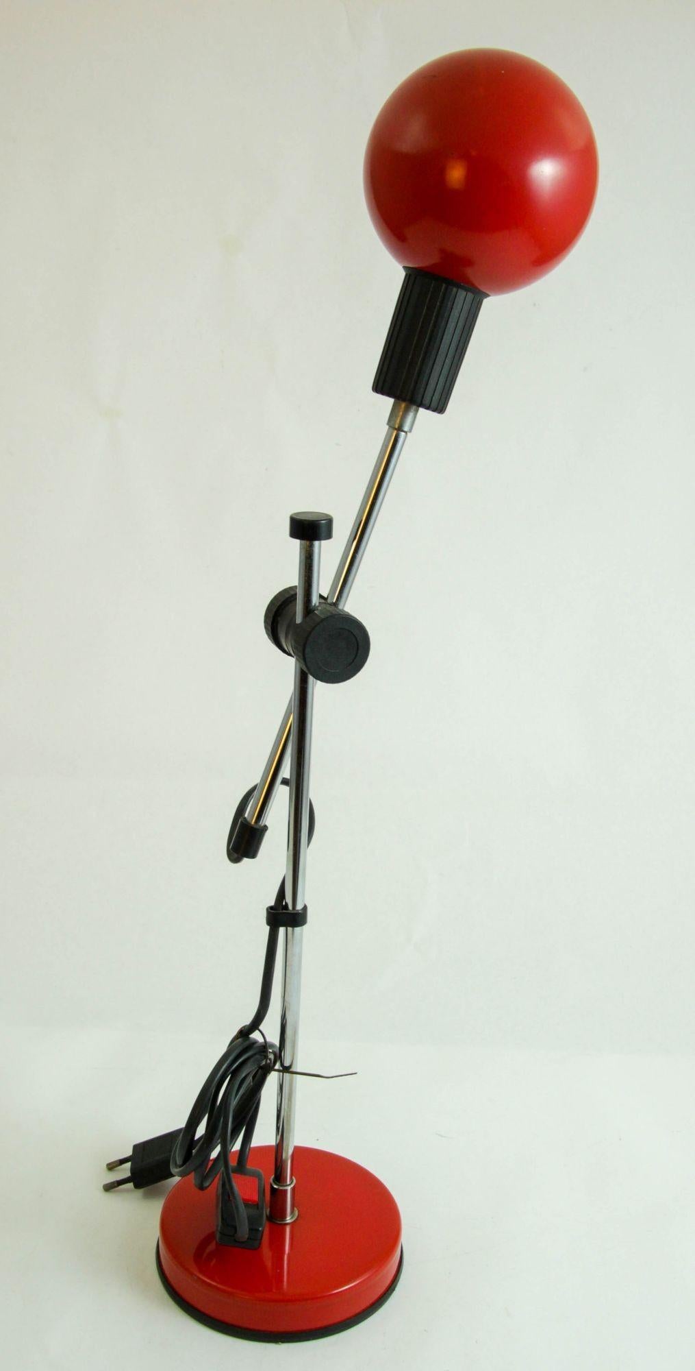 Lampada da tavolo postmoderna rossa di Veneta Lumi Italia 1970s in vendita 3