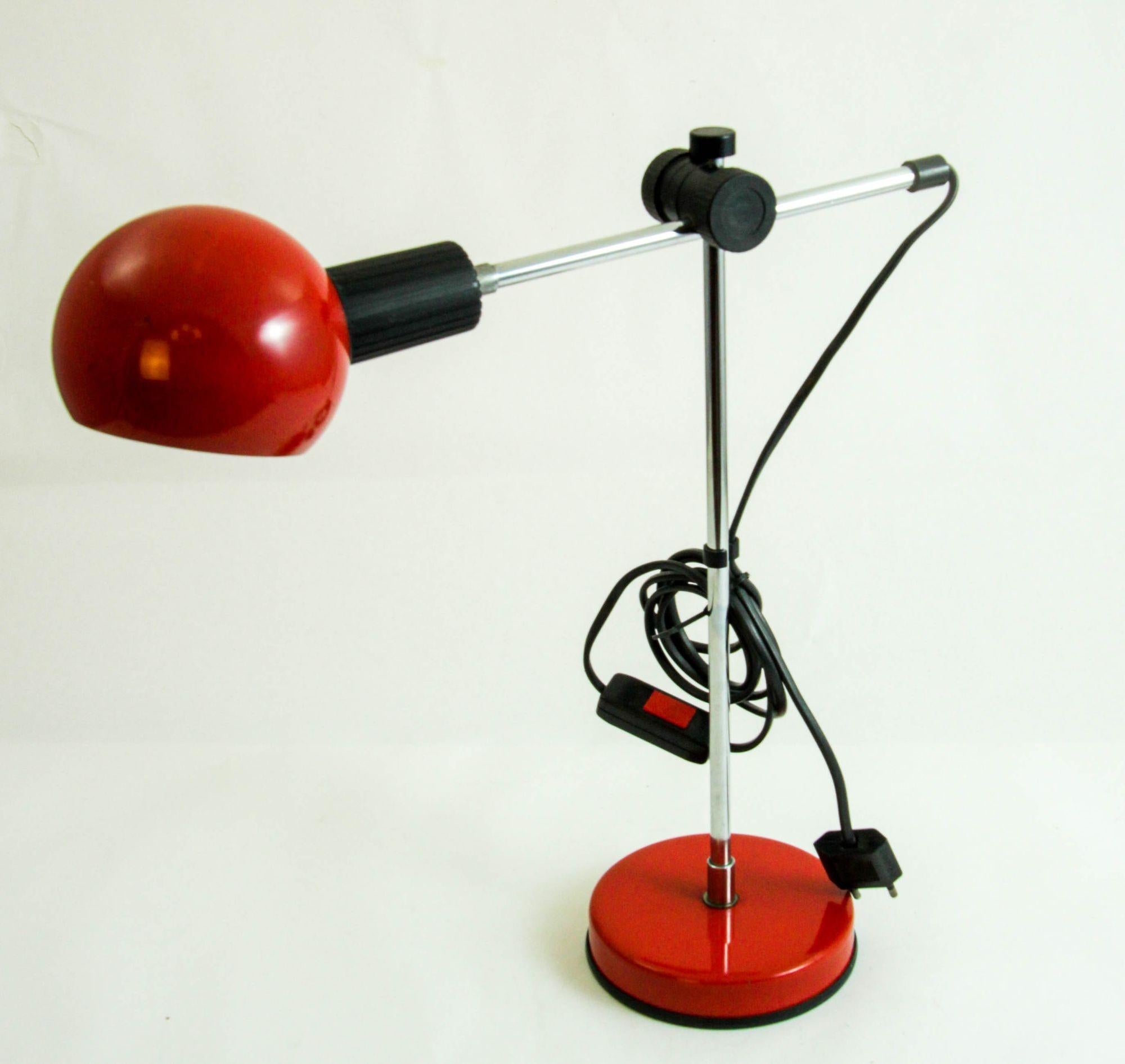 Lampada da tavolo postmoderna rossa di Veneta Lumi Italia 1970s in vendita 8