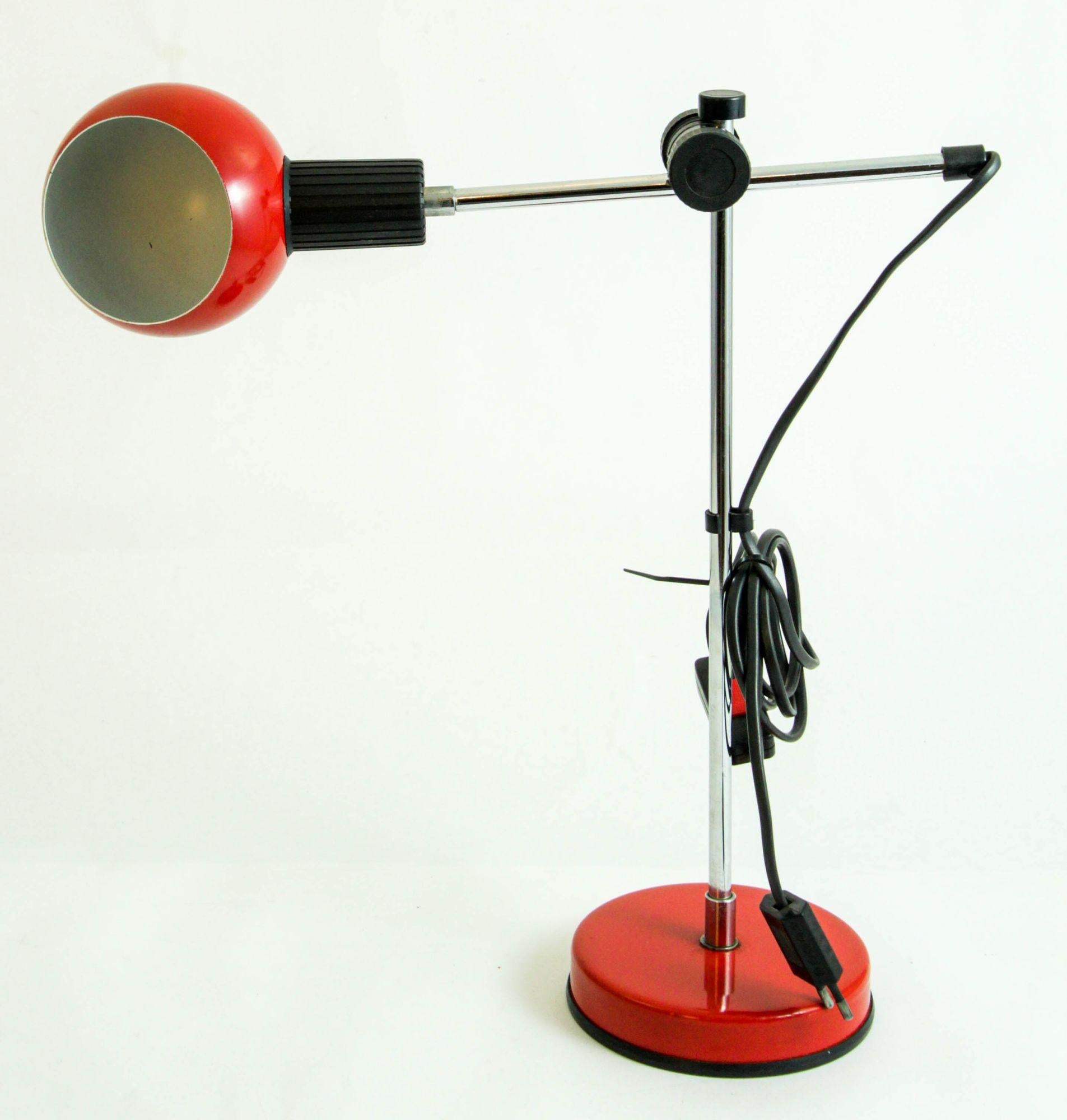 Lampada da tavolo rossa vintage di Veneta Lumi, Italia, anni '70.
Bellissima lampada da scrivania o da tavolo post moderna in metallo laccato rosso Veneta Lumi.
Raro design realizzato in metallo laccato rosso con dettagli cromati e neri.
Lo spot può