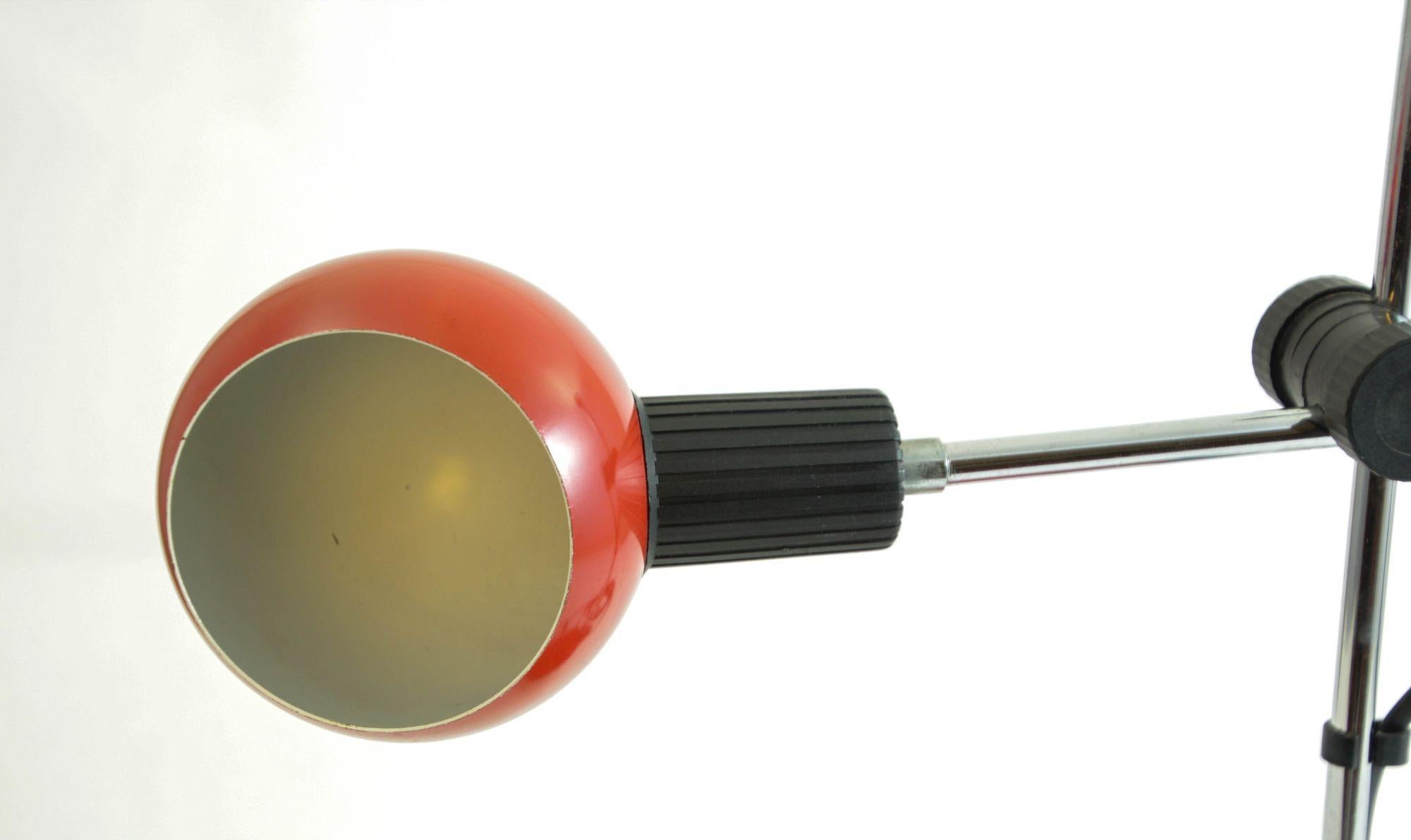 Metallo Lampada da tavolo postmoderna rossa di Veneta Lumi Italia 1970s in vendita